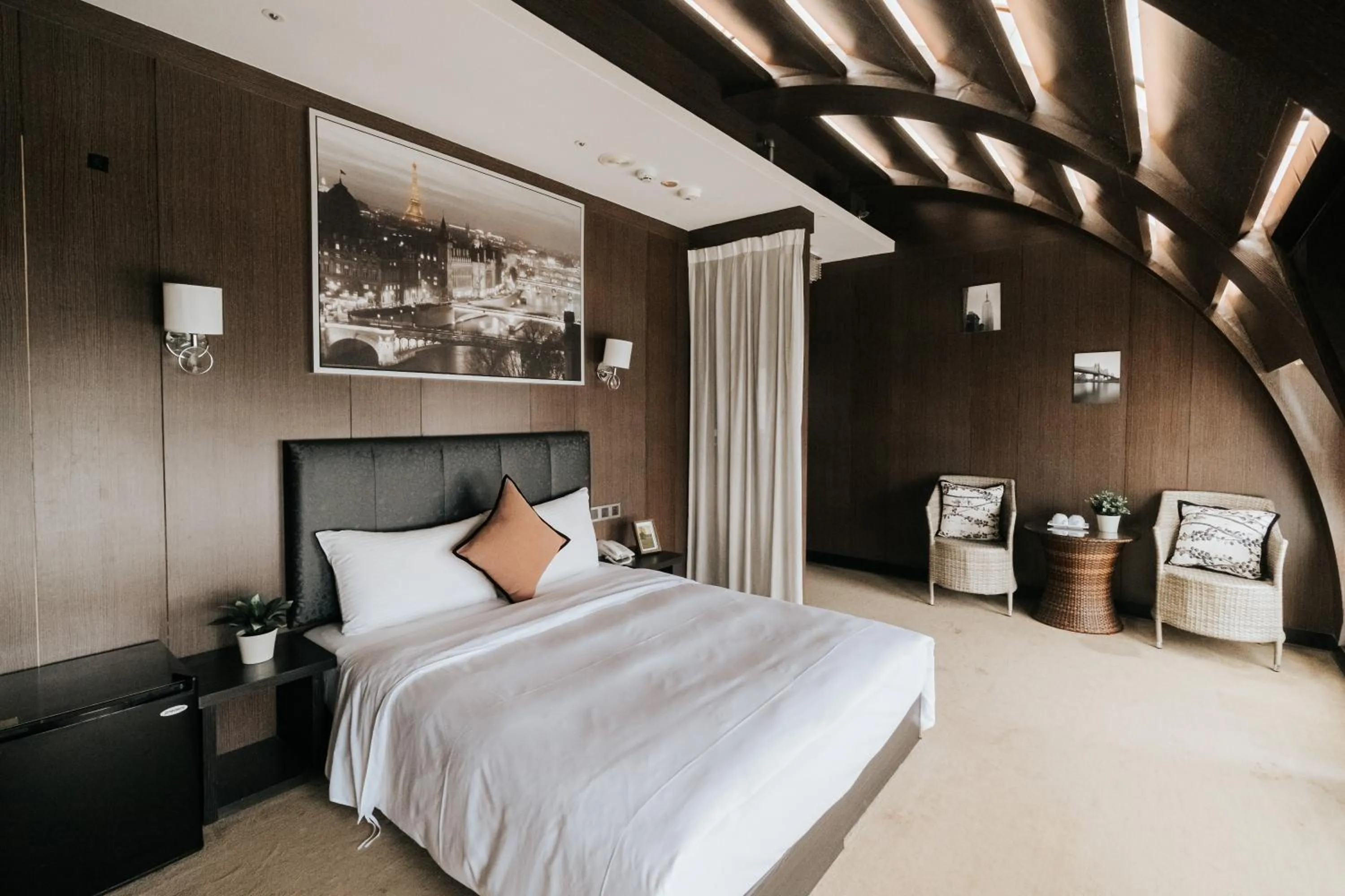 Photo of the whole room, Bed in Water meworld