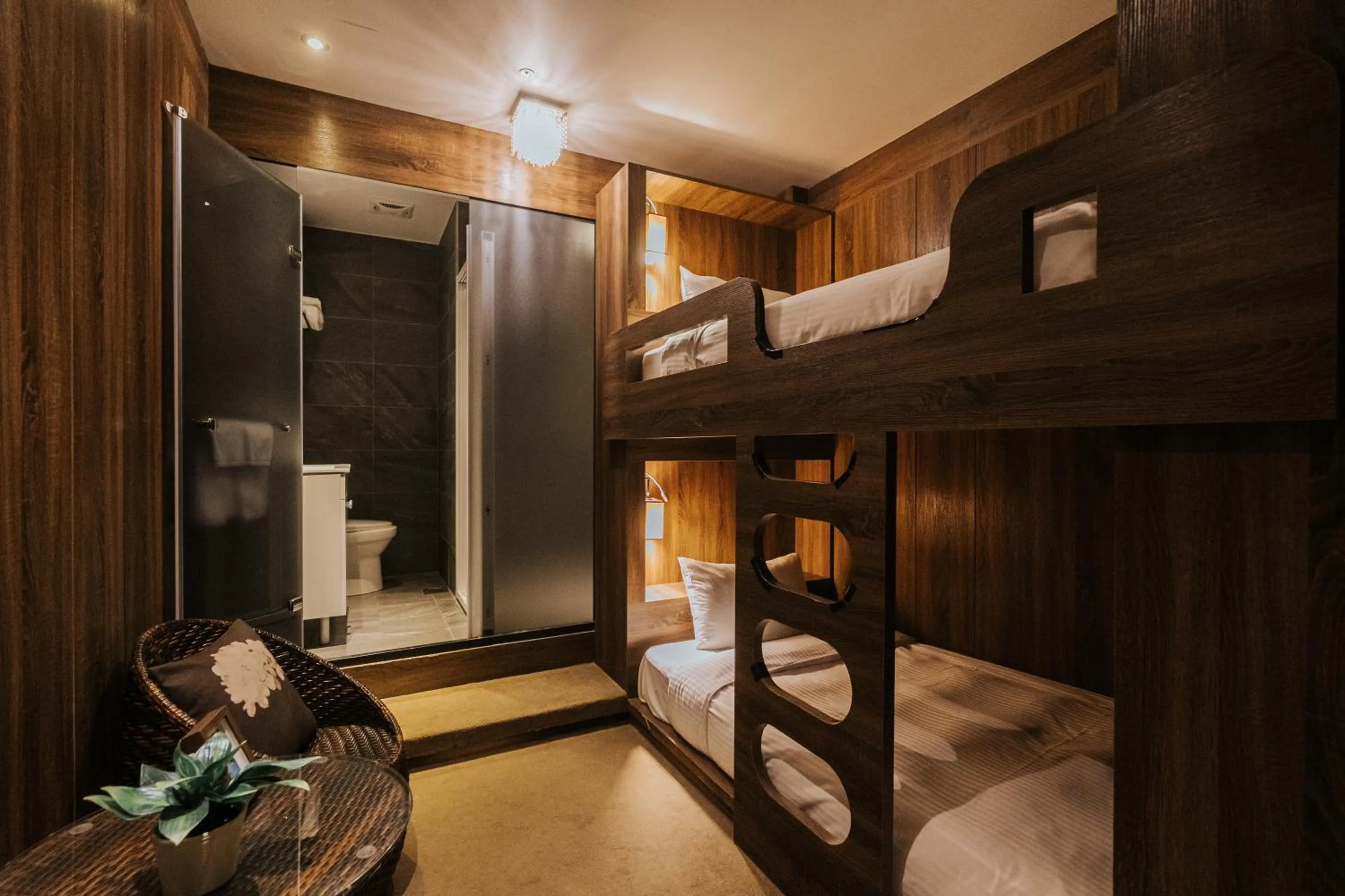 Photo of the whole room, Bed in Water meworld
