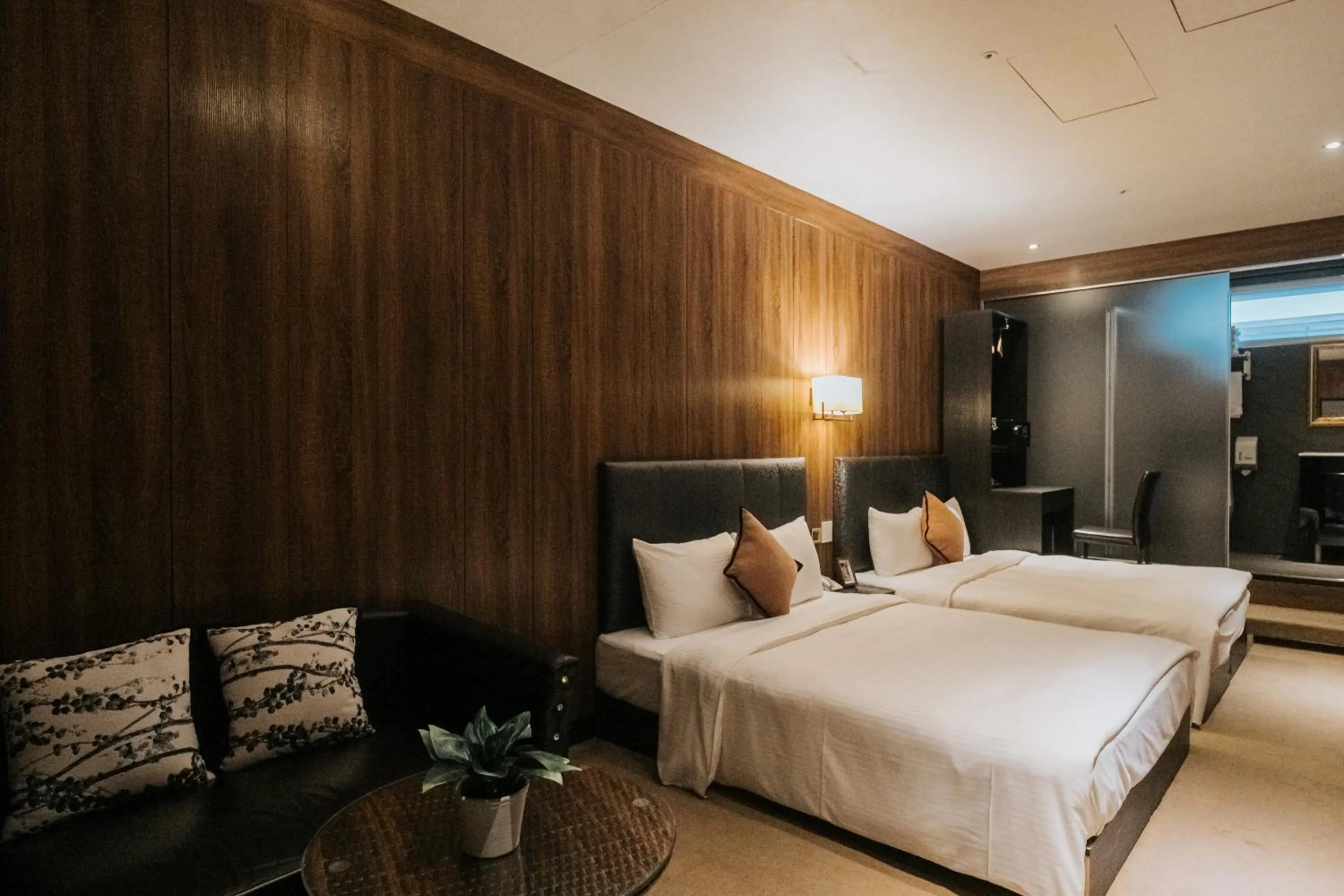 Photo of the whole room, Bed in Water meworld