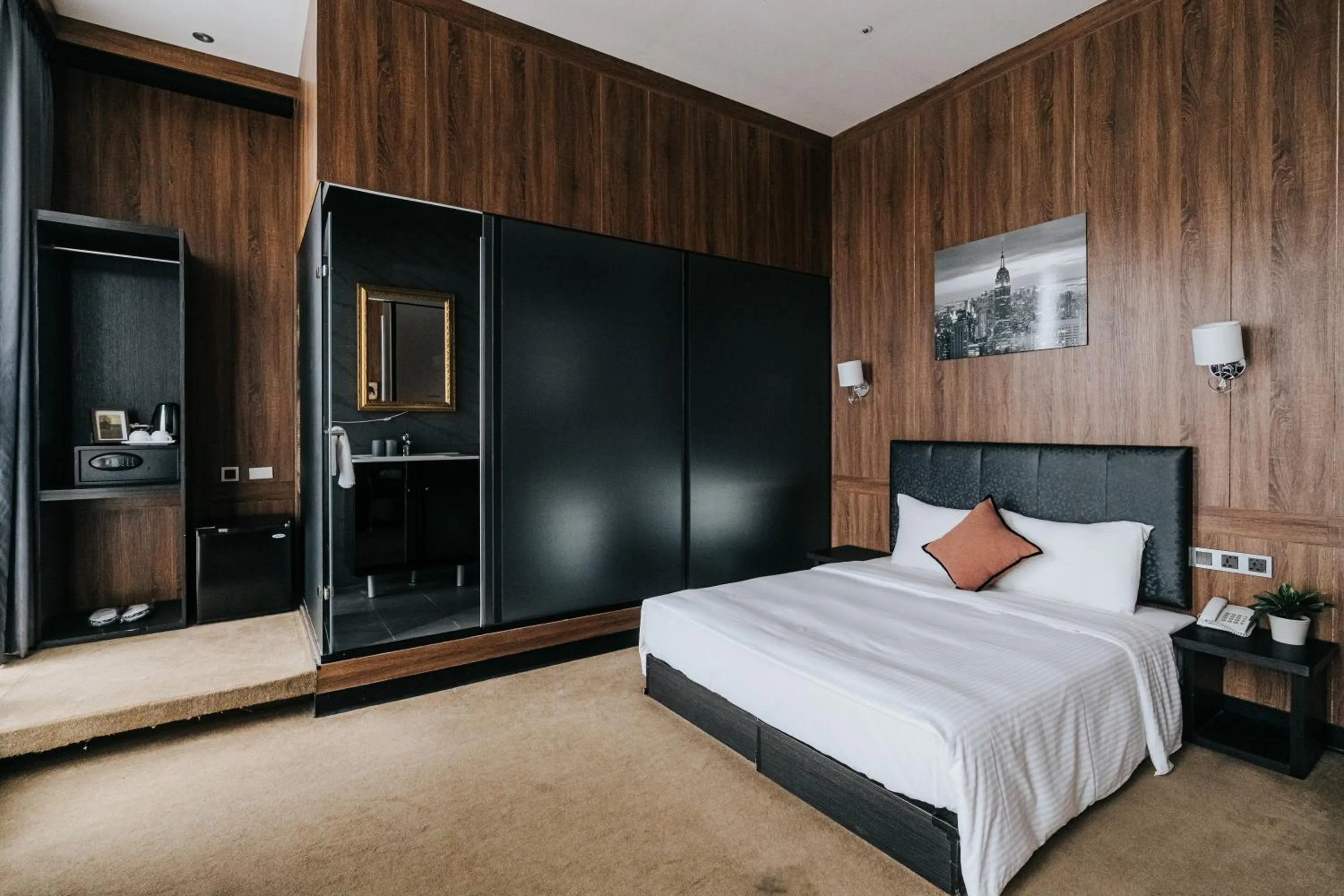Photo of the whole room, Bed in Water meworld