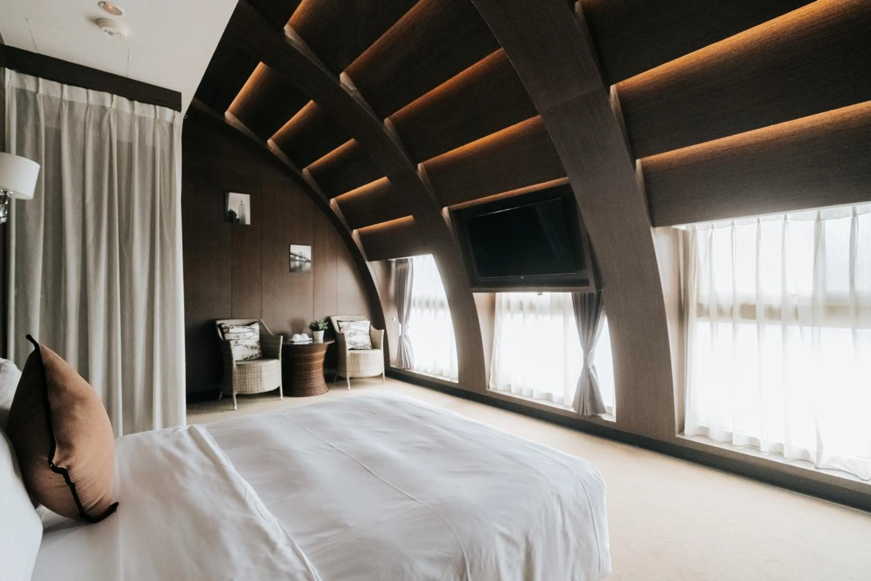 Photo of the whole room, Bed in Water meworld
