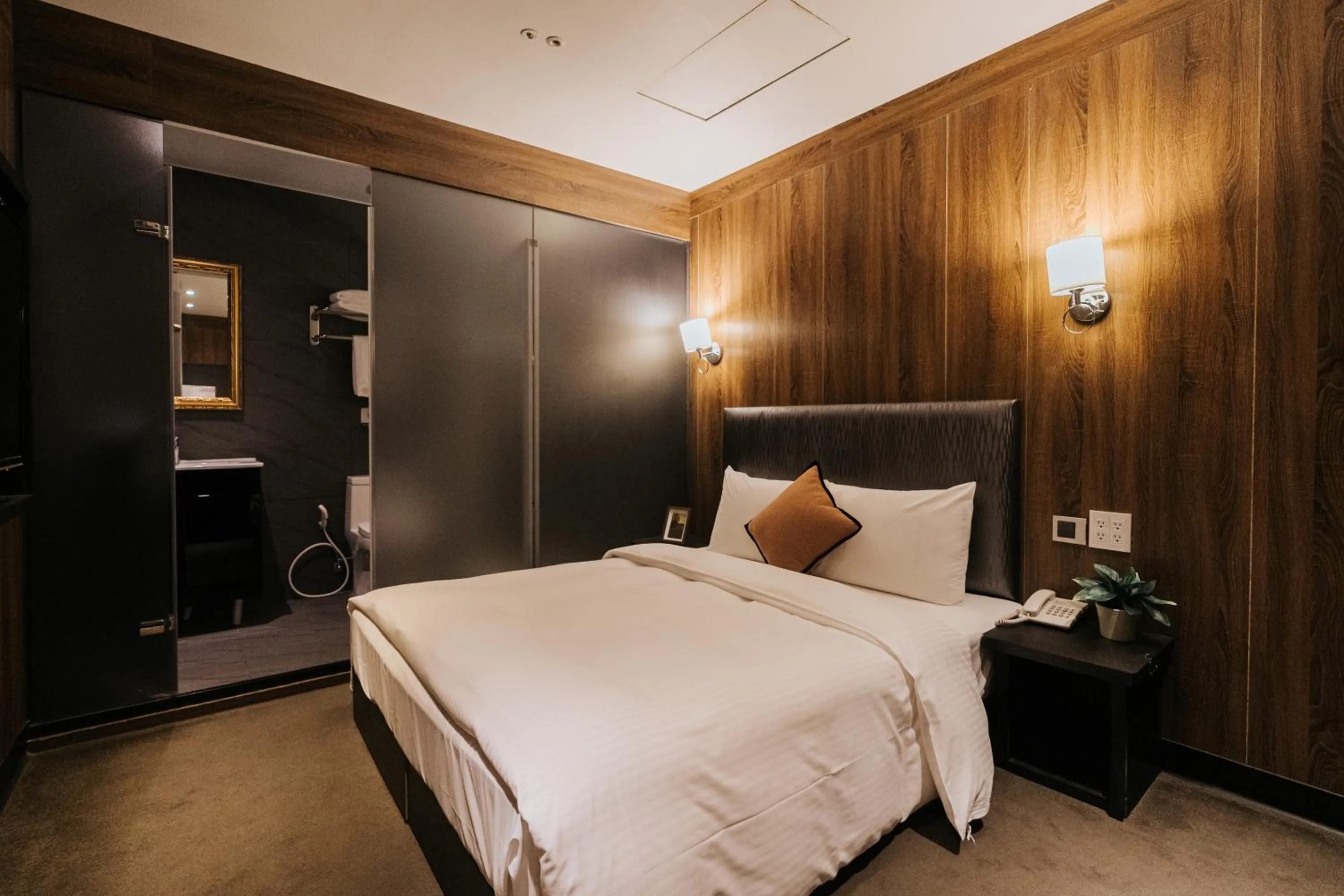 Photo of the whole room, Bed in Water meworld