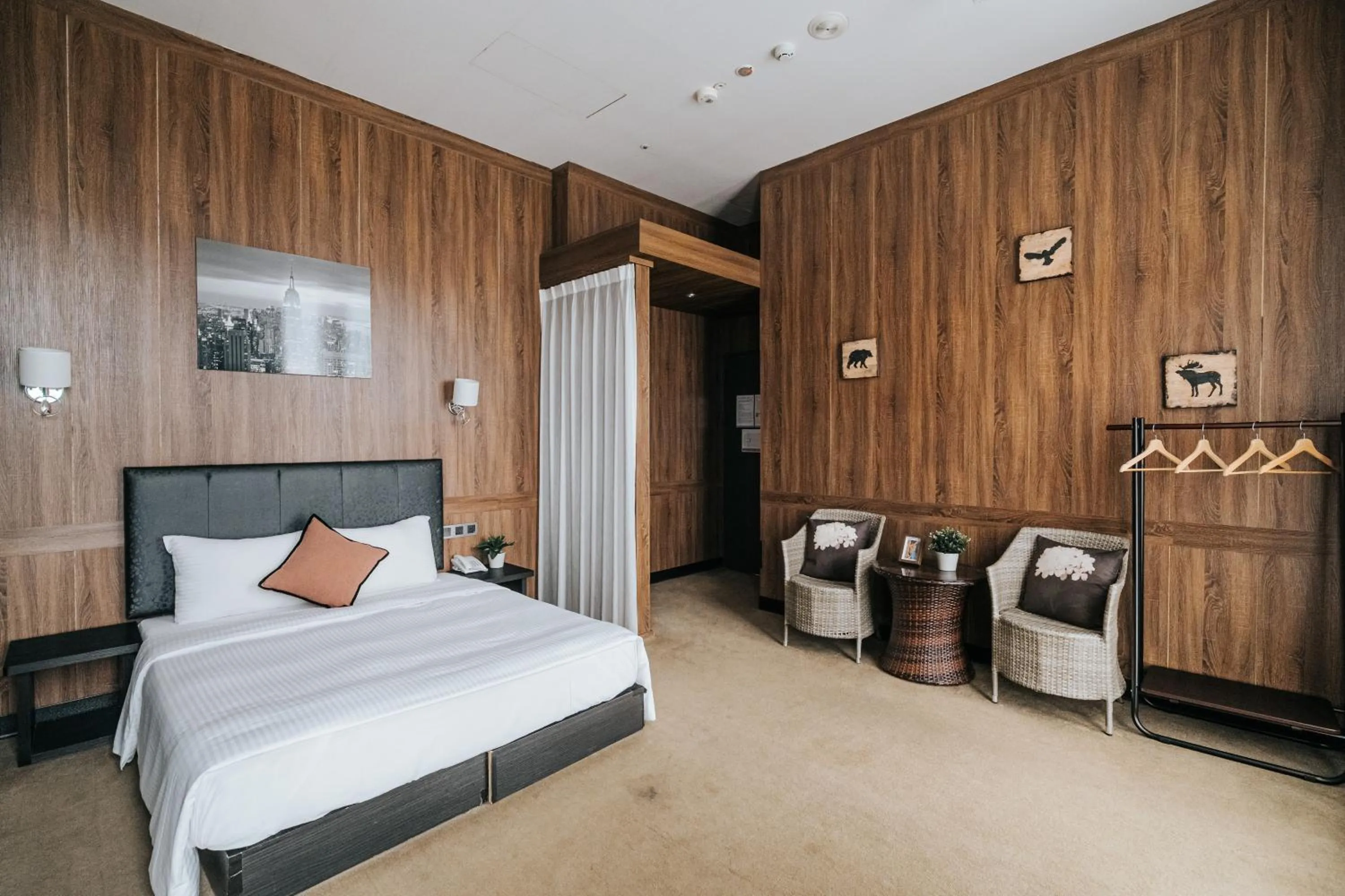 Photo of the whole room, Bed in Water meworld