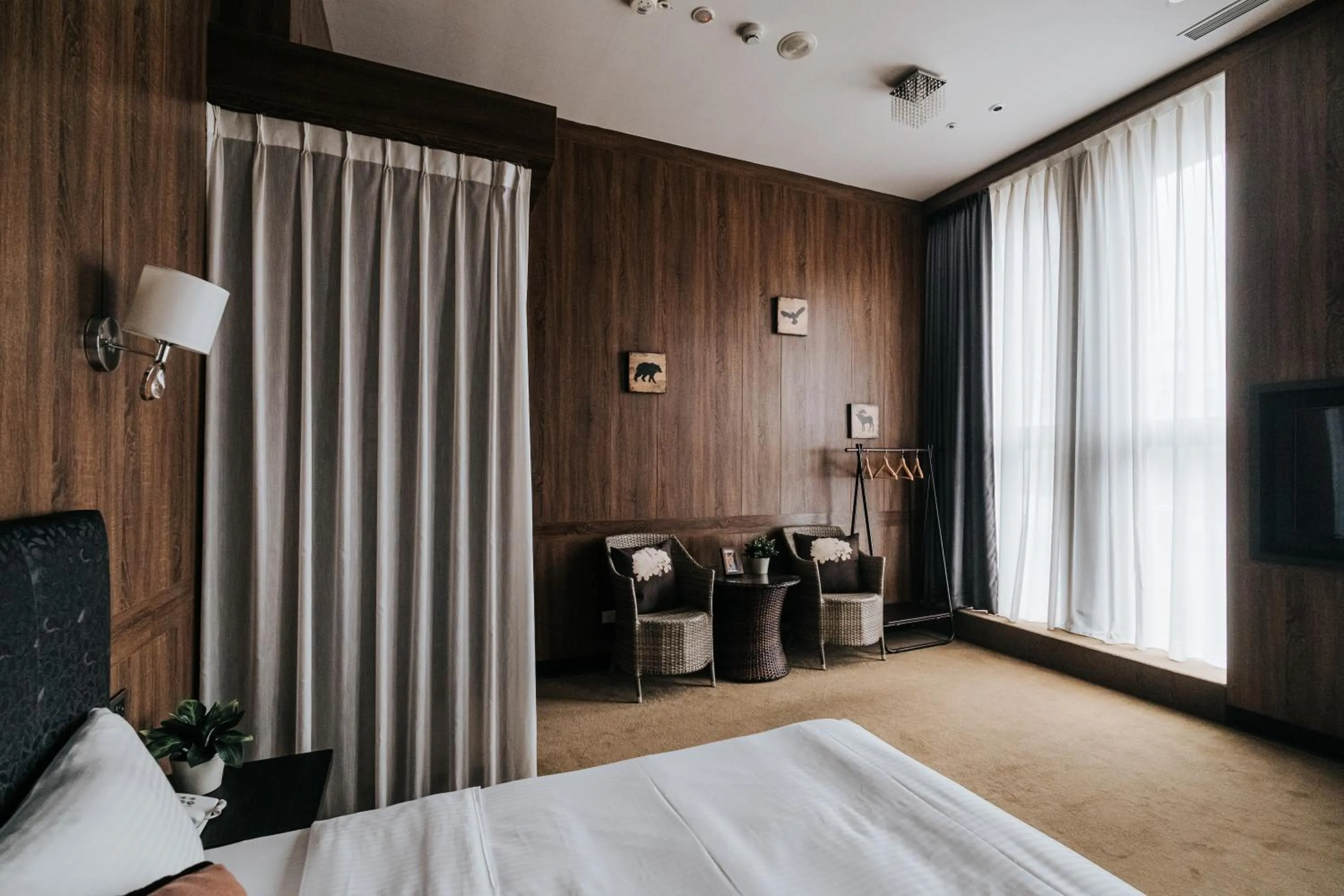 Photo of the whole room, Bed in Water meworld