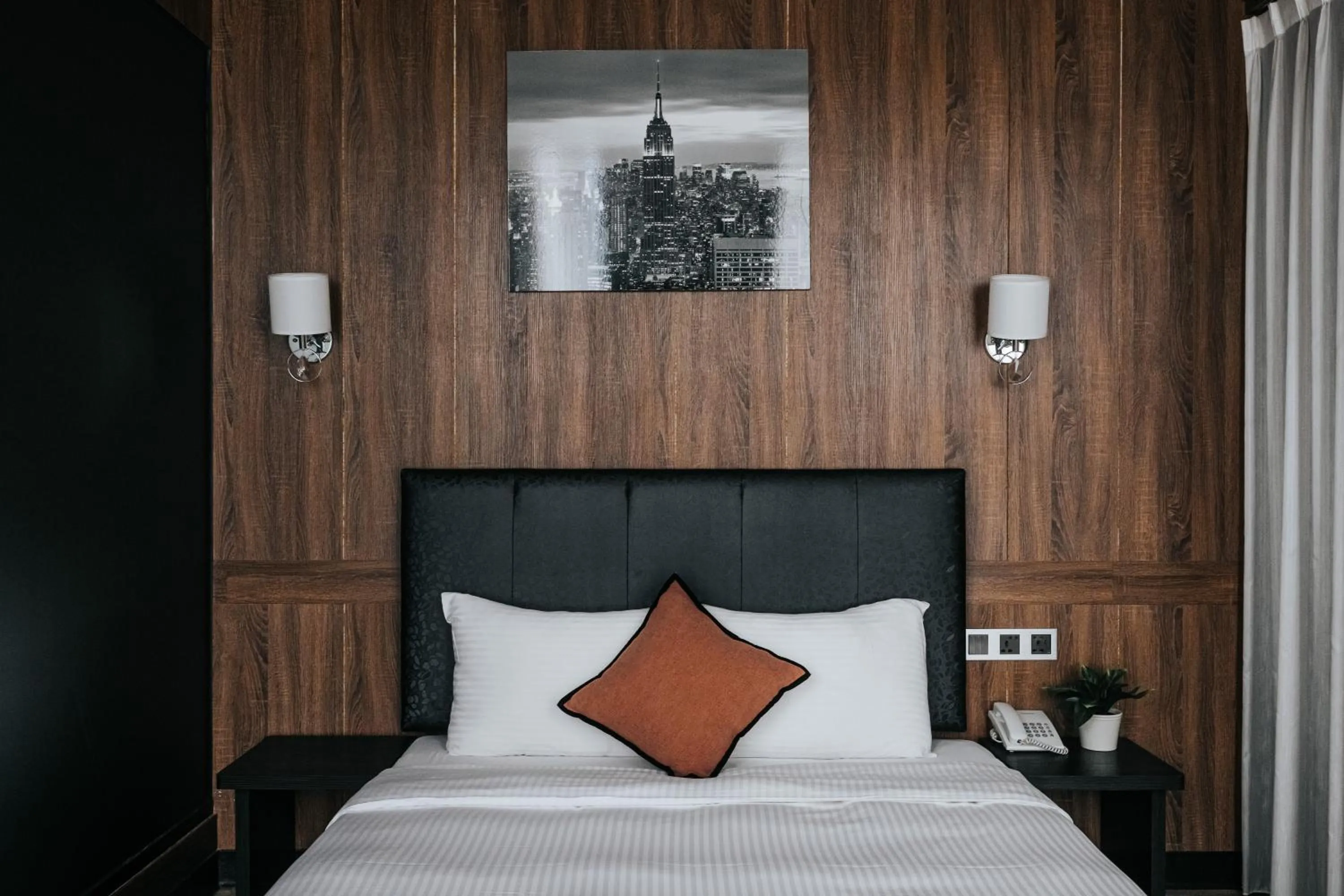 Photo of the whole room, Bed in Water meworld
