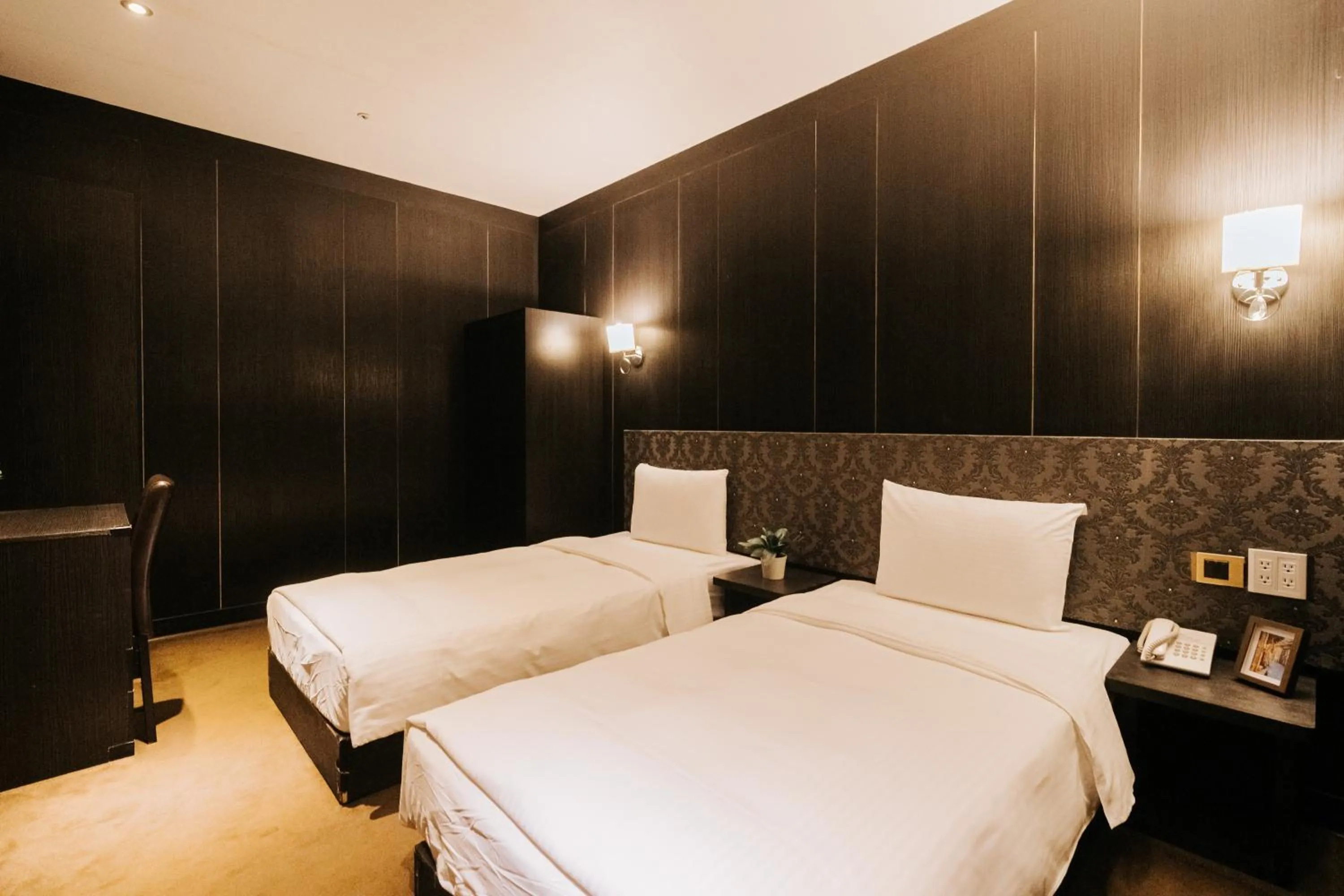 Photo of the whole room, Bed in Water meworld
