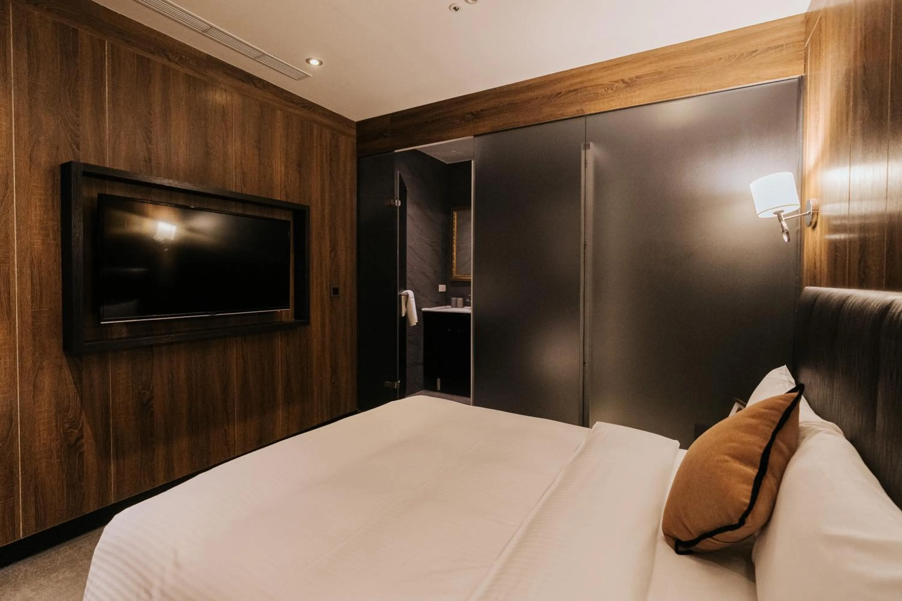 Photo of the whole room, Bed in Water meworld