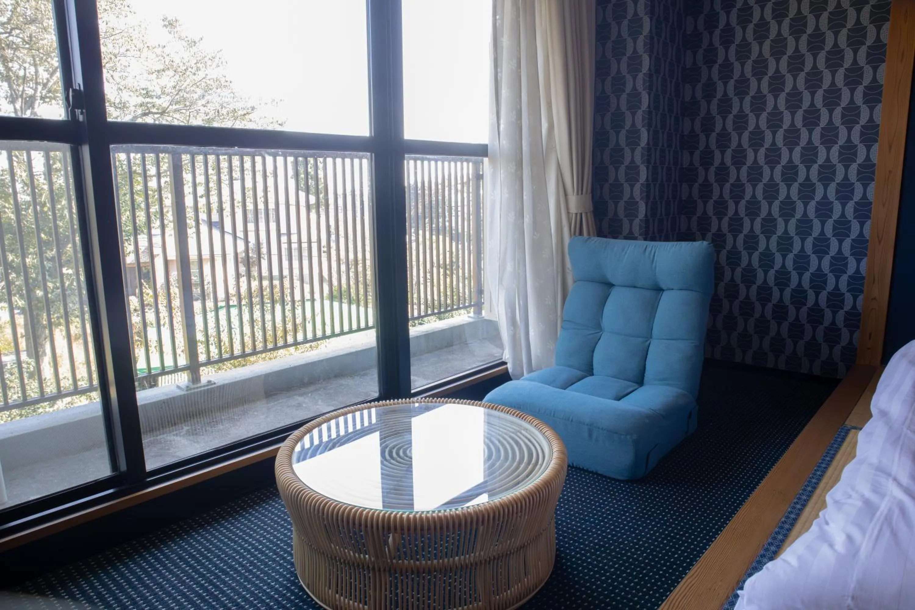 Photo of the whole room in ISOLA Izukogen