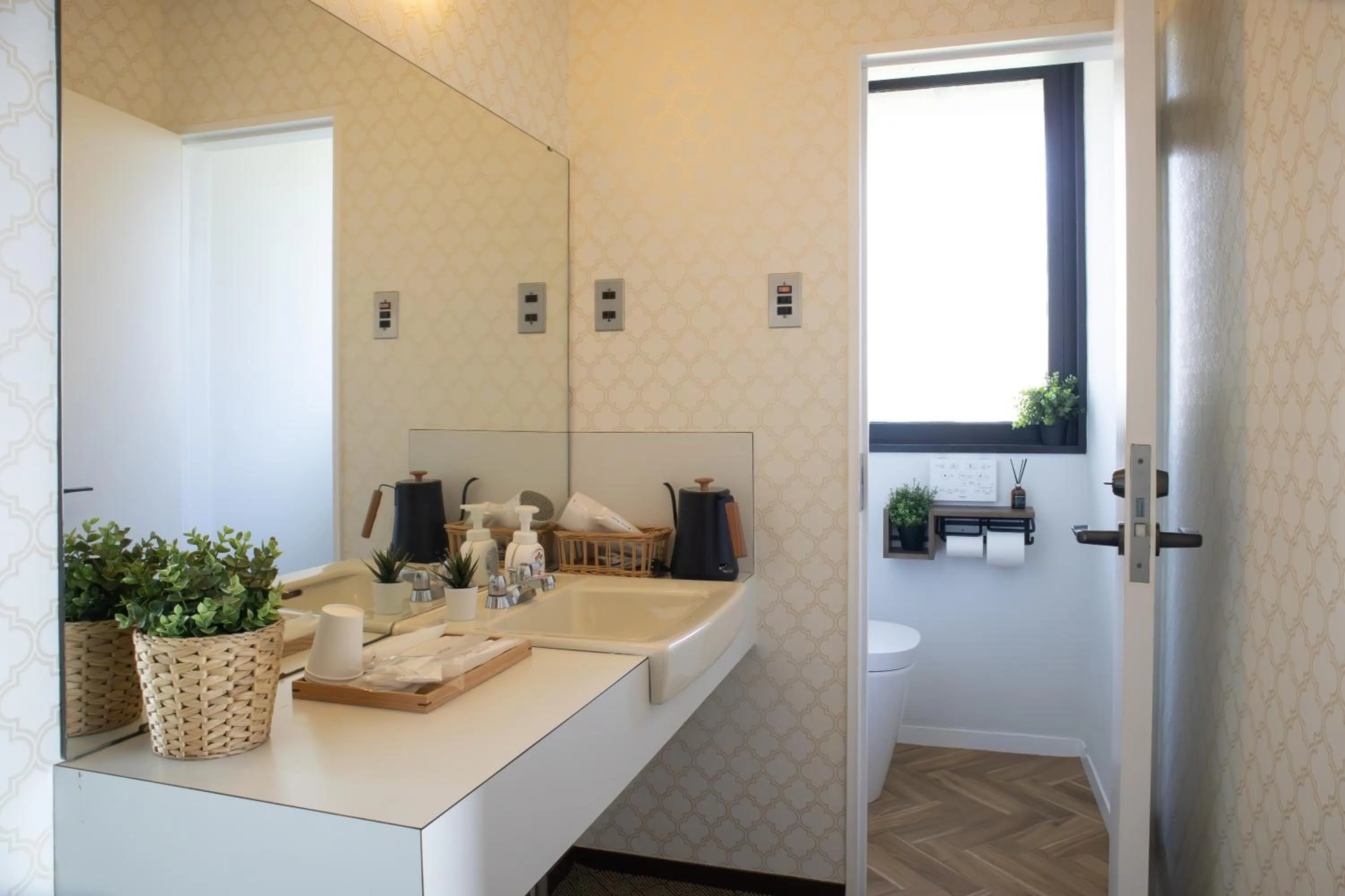 Photo of the whole room in ISOLA Izukogen