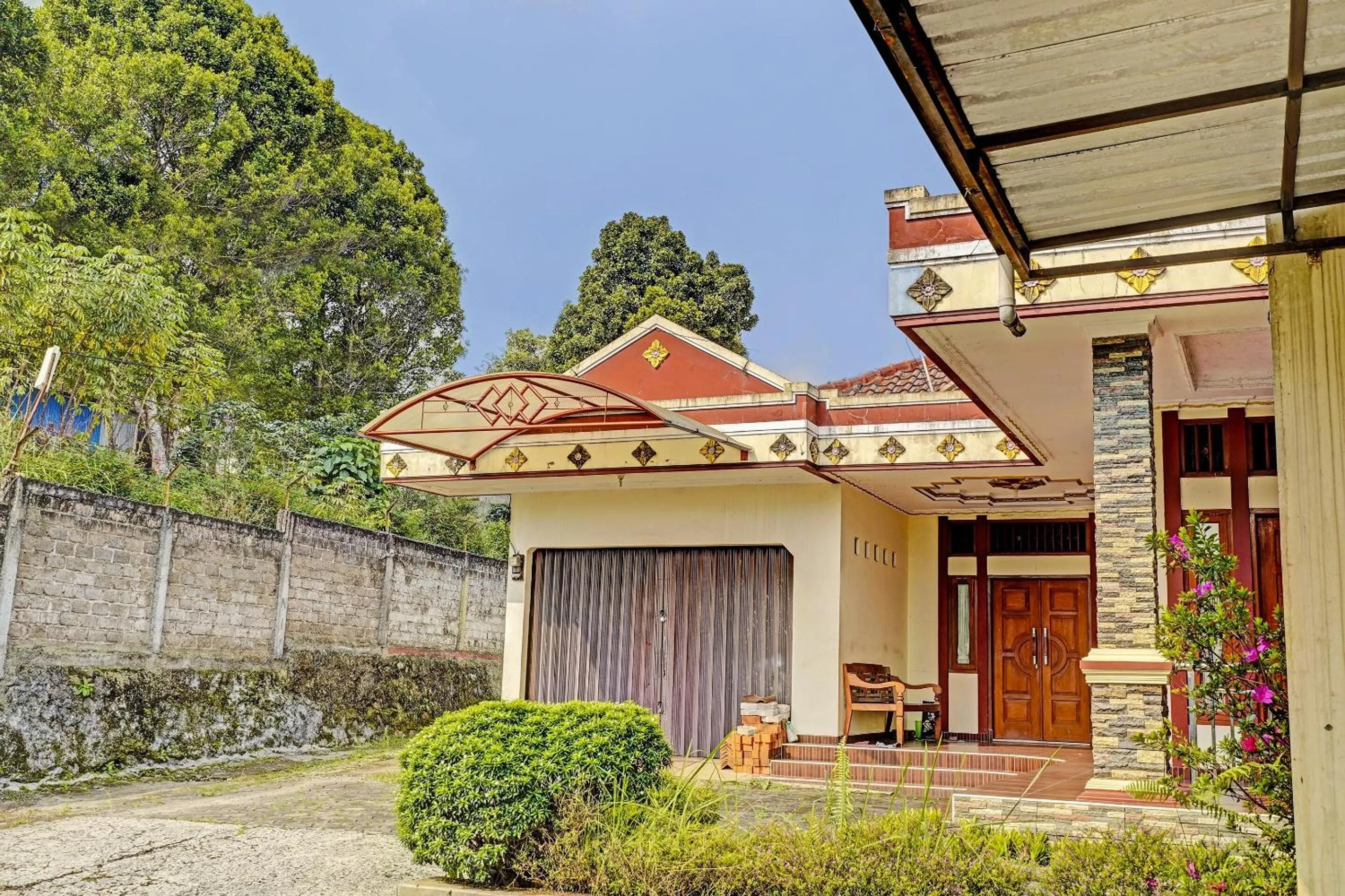 Facade/entrance in OYO Life 91469 Pondok Pelita