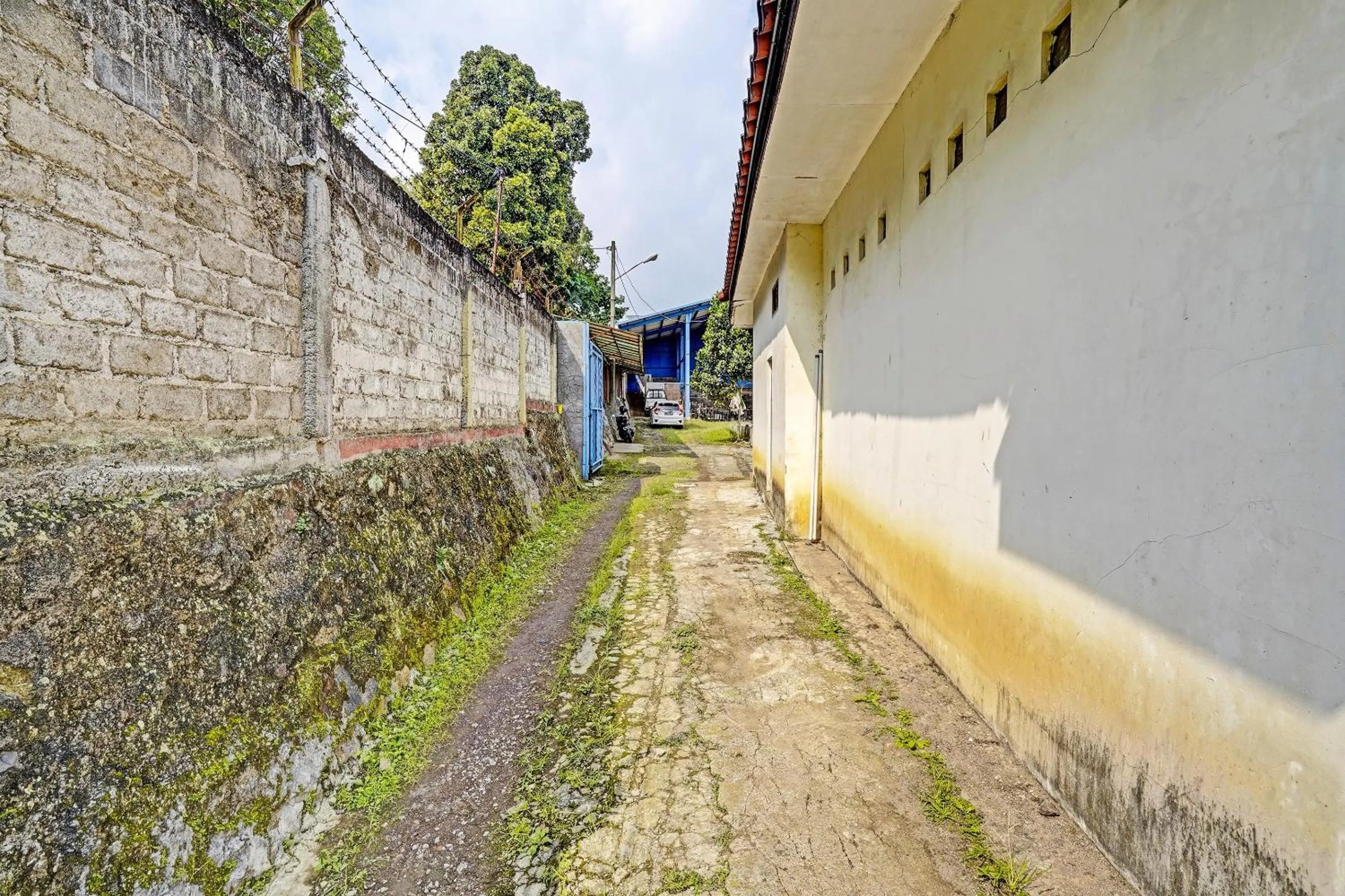 Facade/entrance in OYO Life 91469 Pondok Pelita