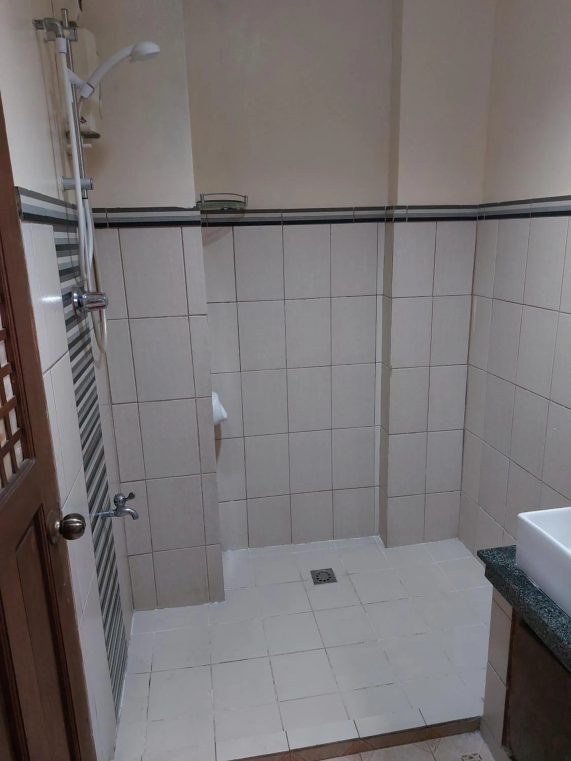 Shower in Makabata Guesthouse & Cafe