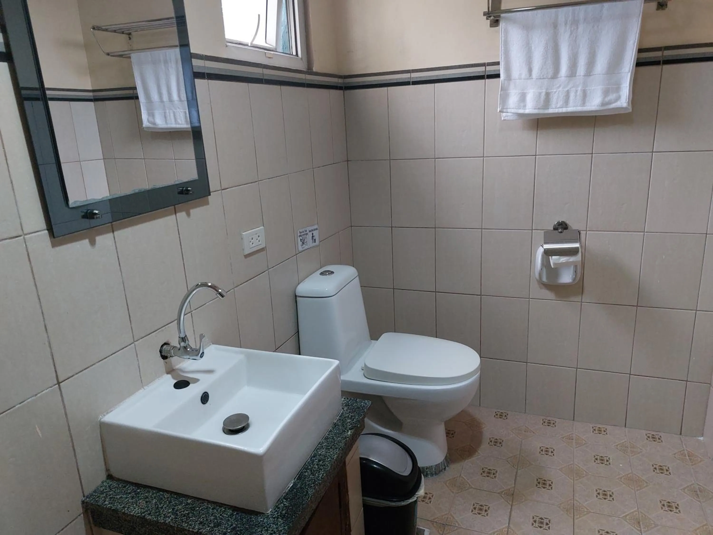 Toilet in Makabata Guesthouse & Cafe