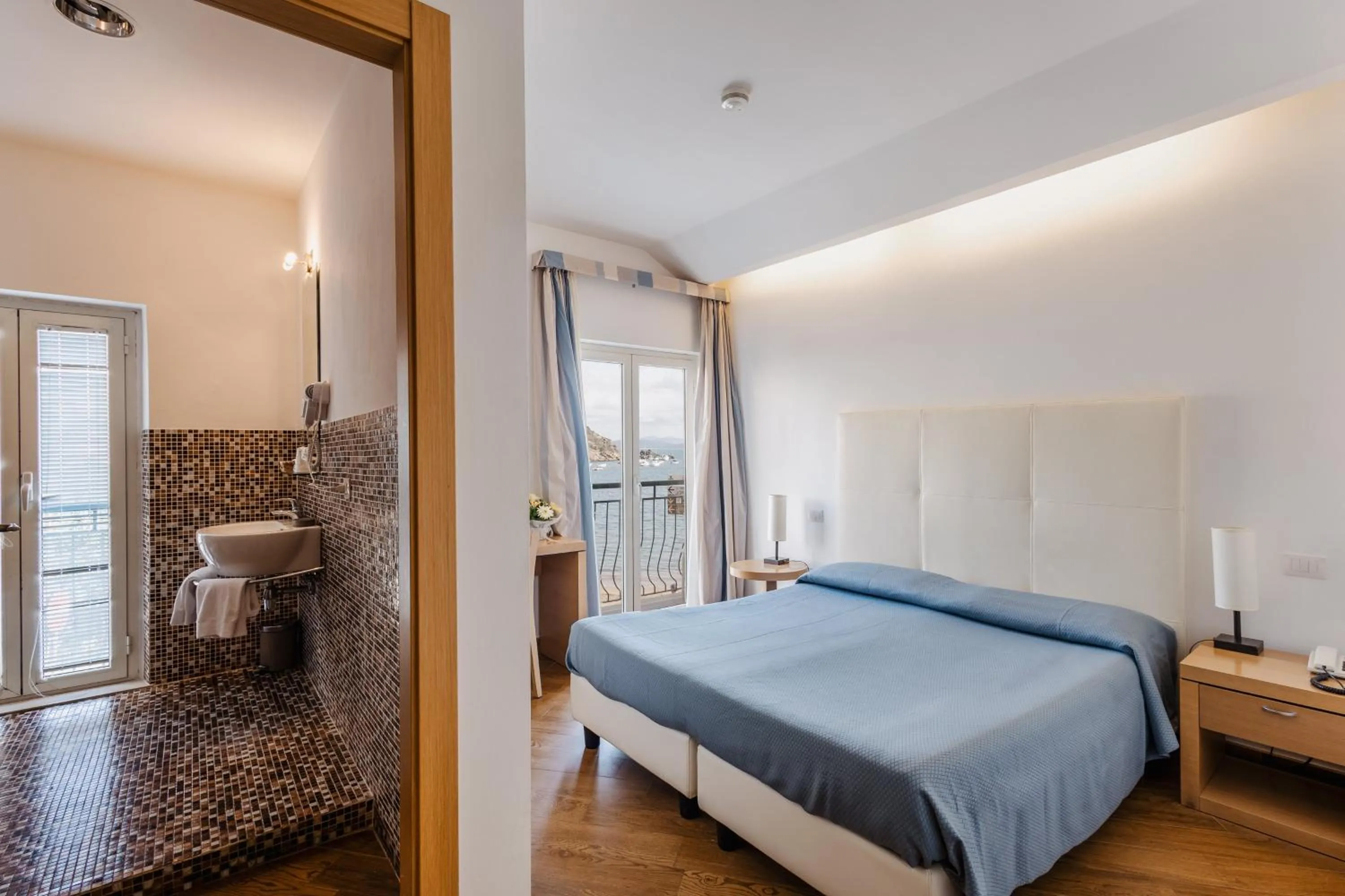 Toilet, Bed in Bi Hotel