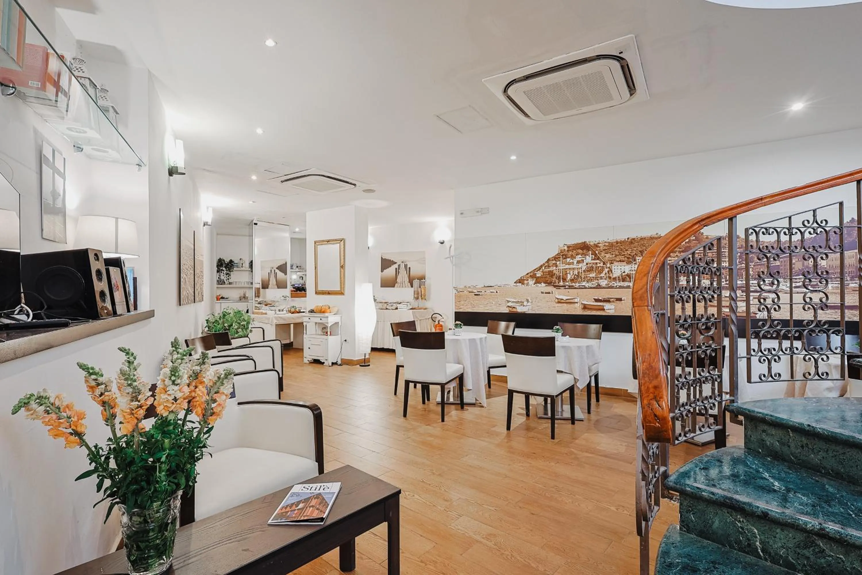 Communal lounge/ TV room in Bi Hotel