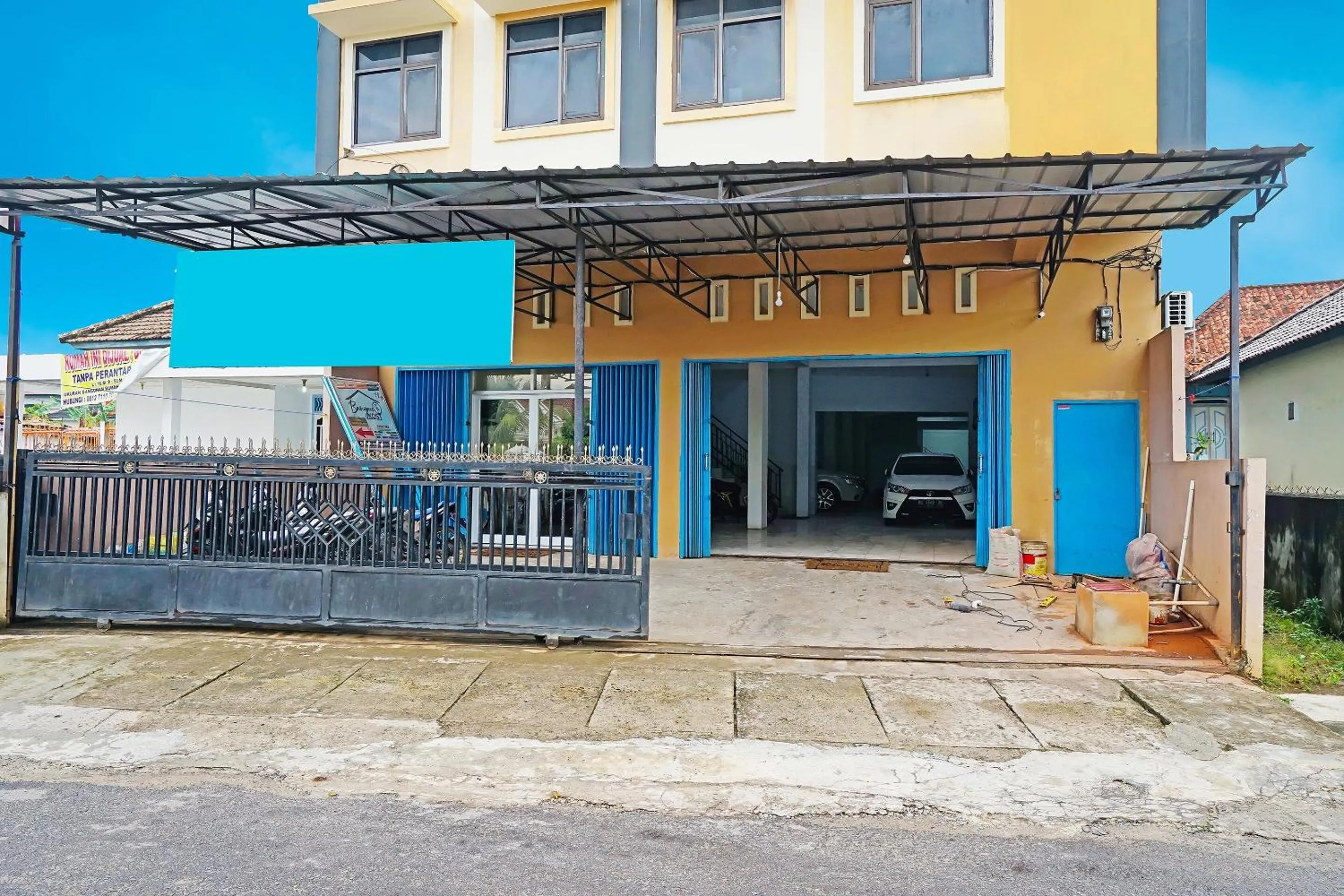 Facade/entrance in Hotel O Kost Bangau Syariah