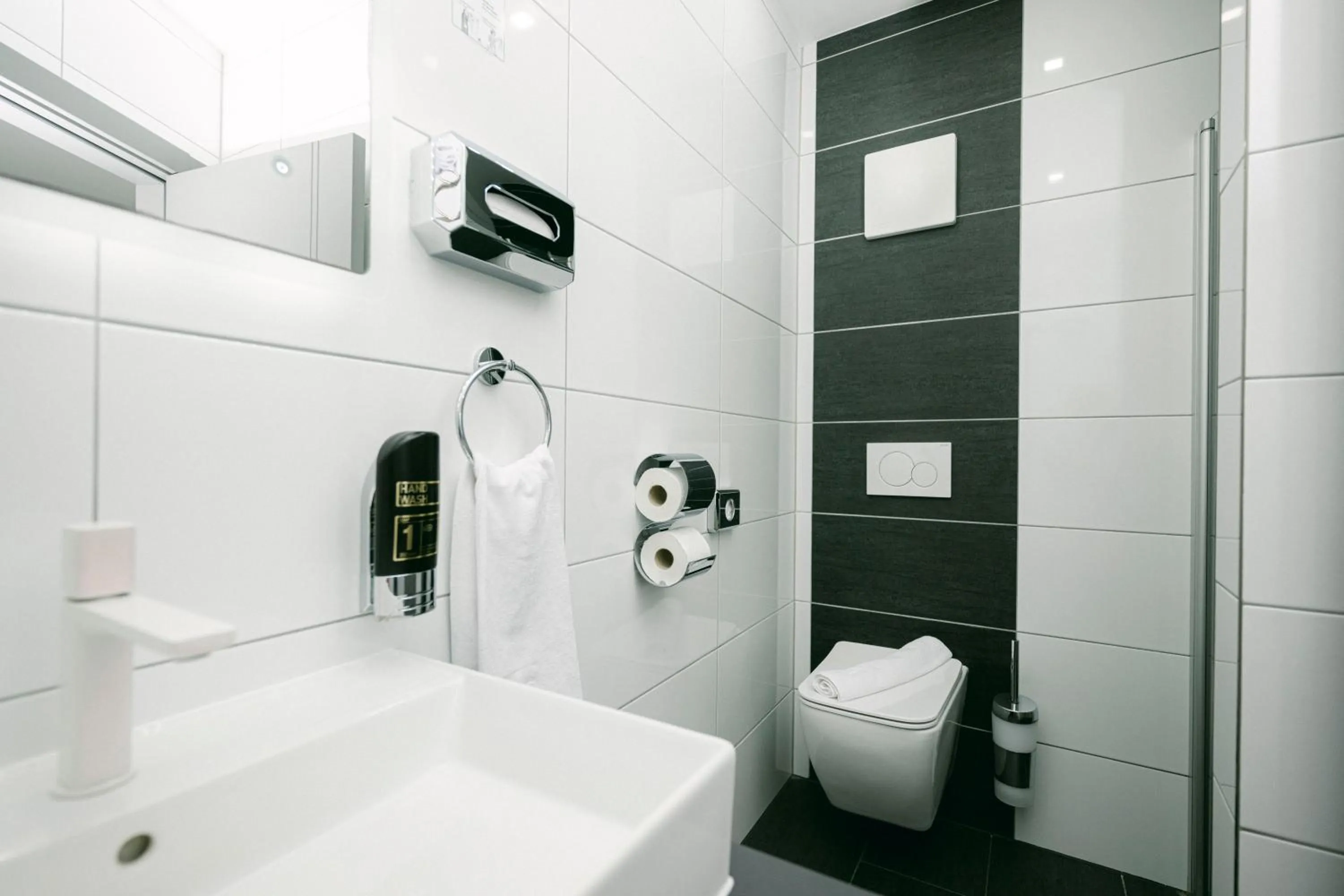 Toilet in PARKHOTEL BRAUNAU - 24 Stunden Self Check-IN