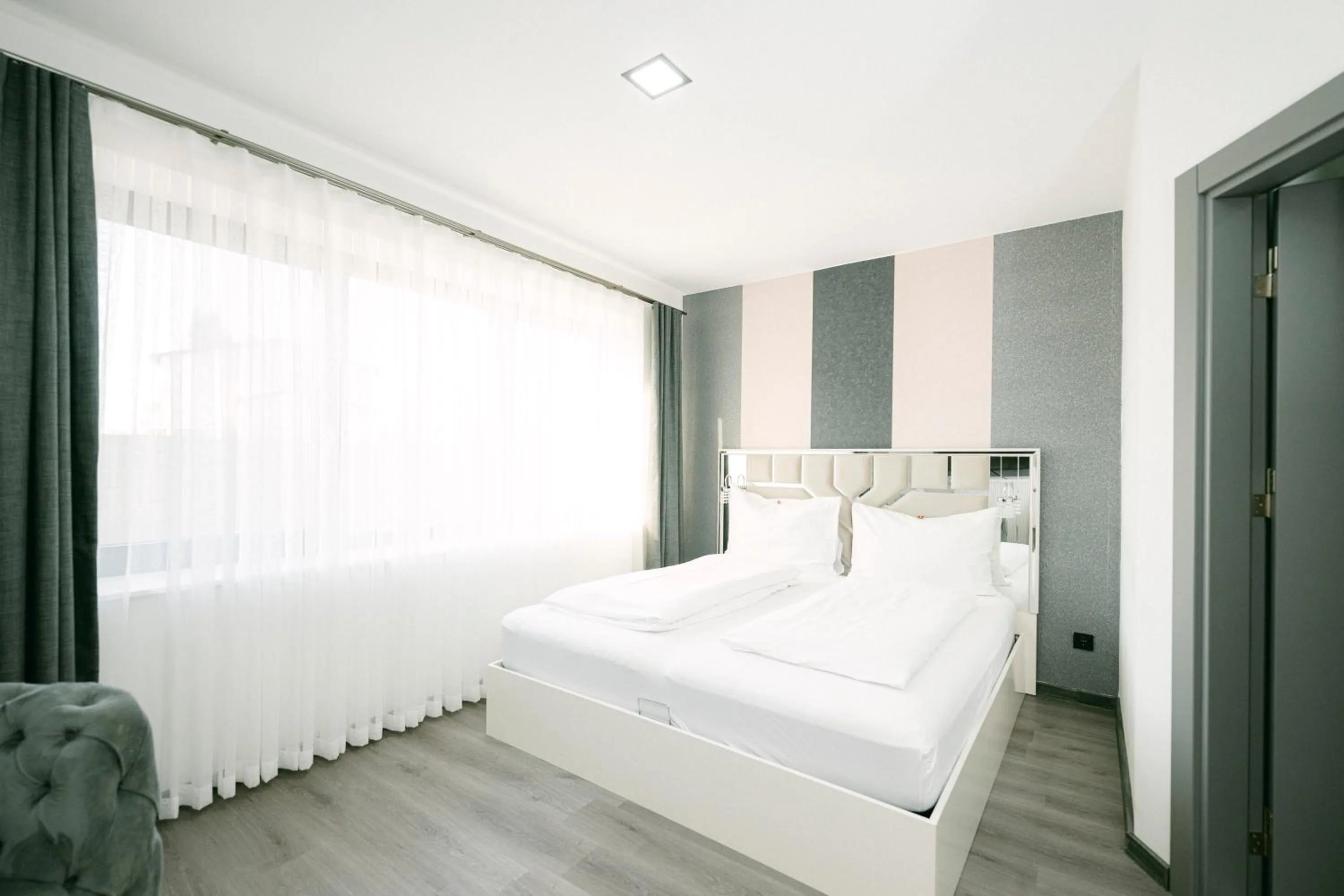 Bed in PARKHOTEL BRAUNAU - 24 Stunden Self Check-IN