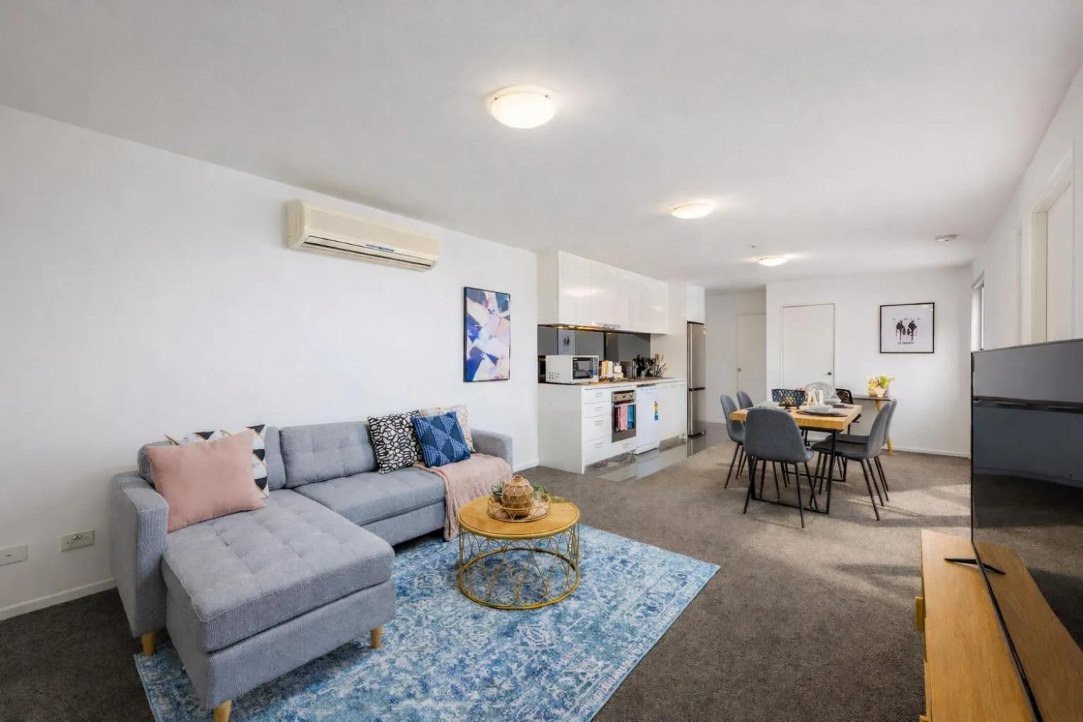 TV and multimedia in Mega Style Apartments Mainpoint