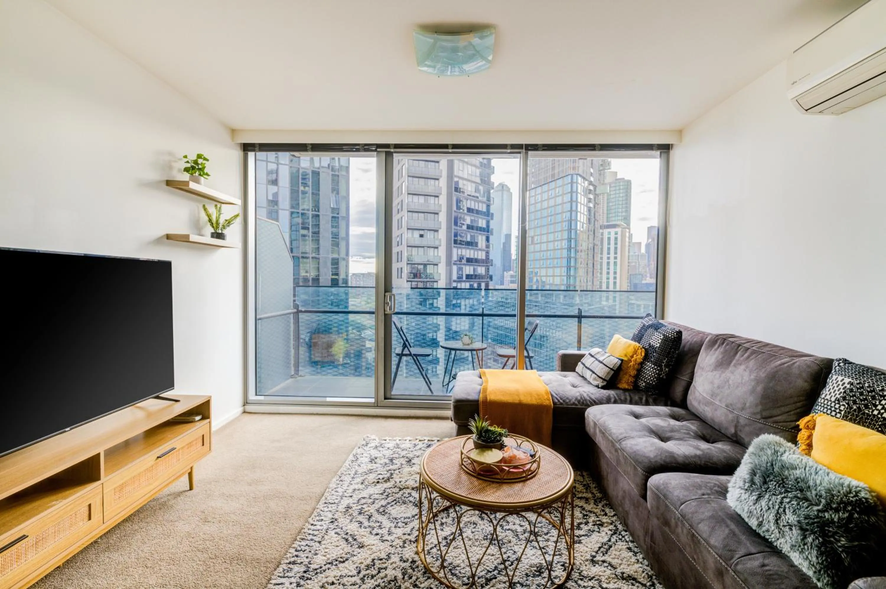 TV and multimedia in Mega Style Apartments Mainpoint