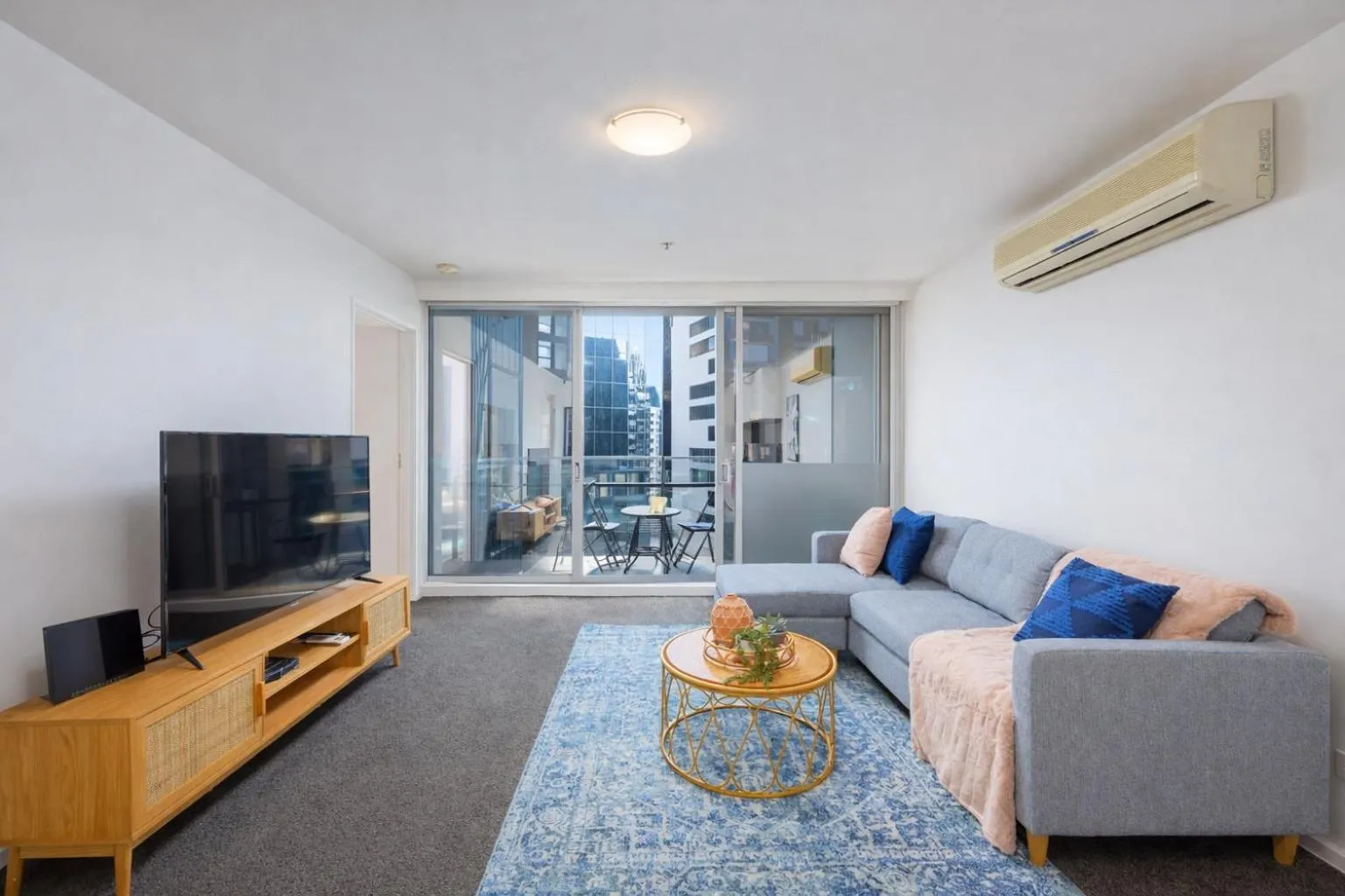TV and multimedia in Mega Style Apartments Mainpoint