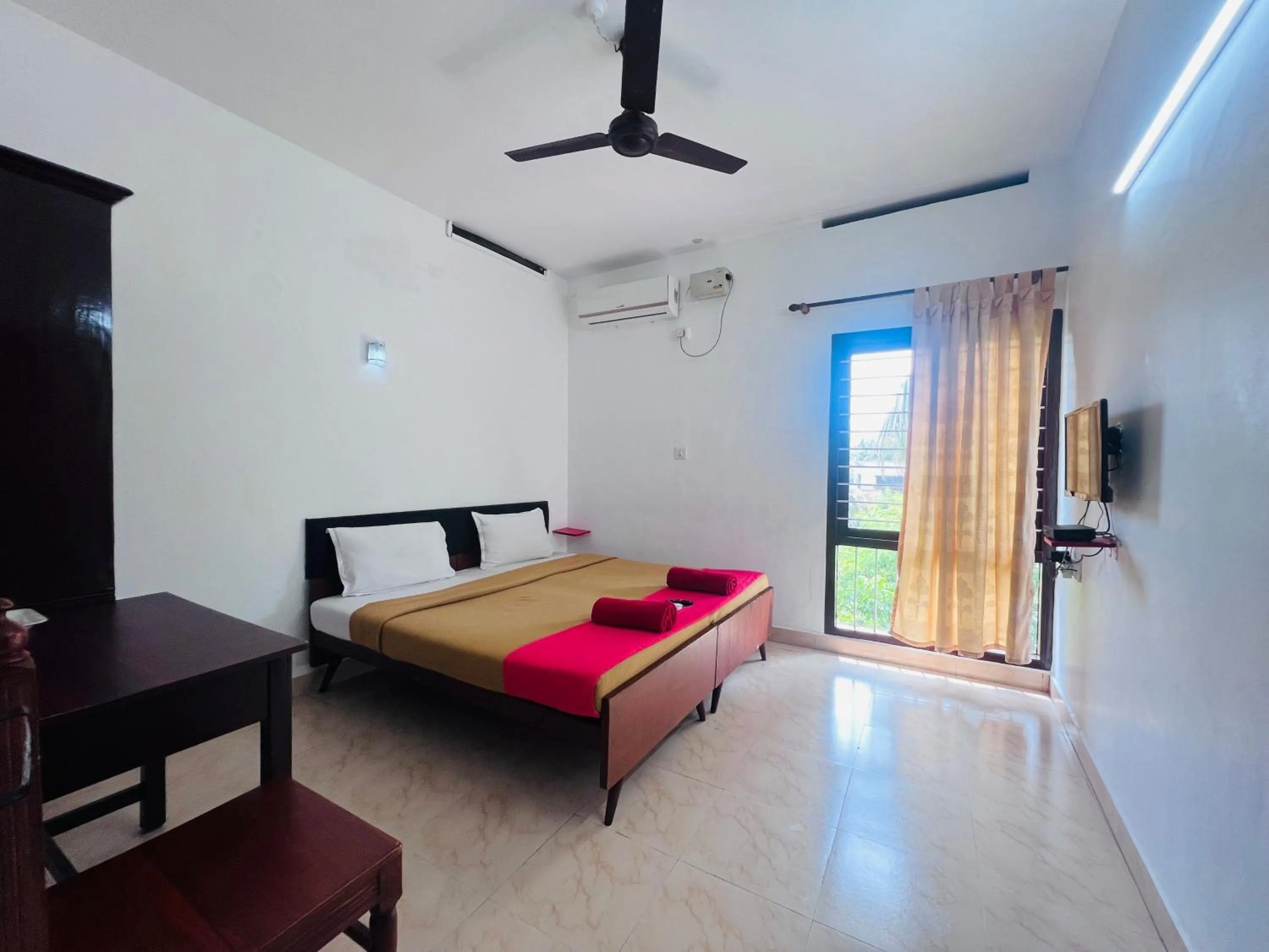 Bedroom, Bed in Hotel Sunday - Townhouse Club Airport Trivandrum