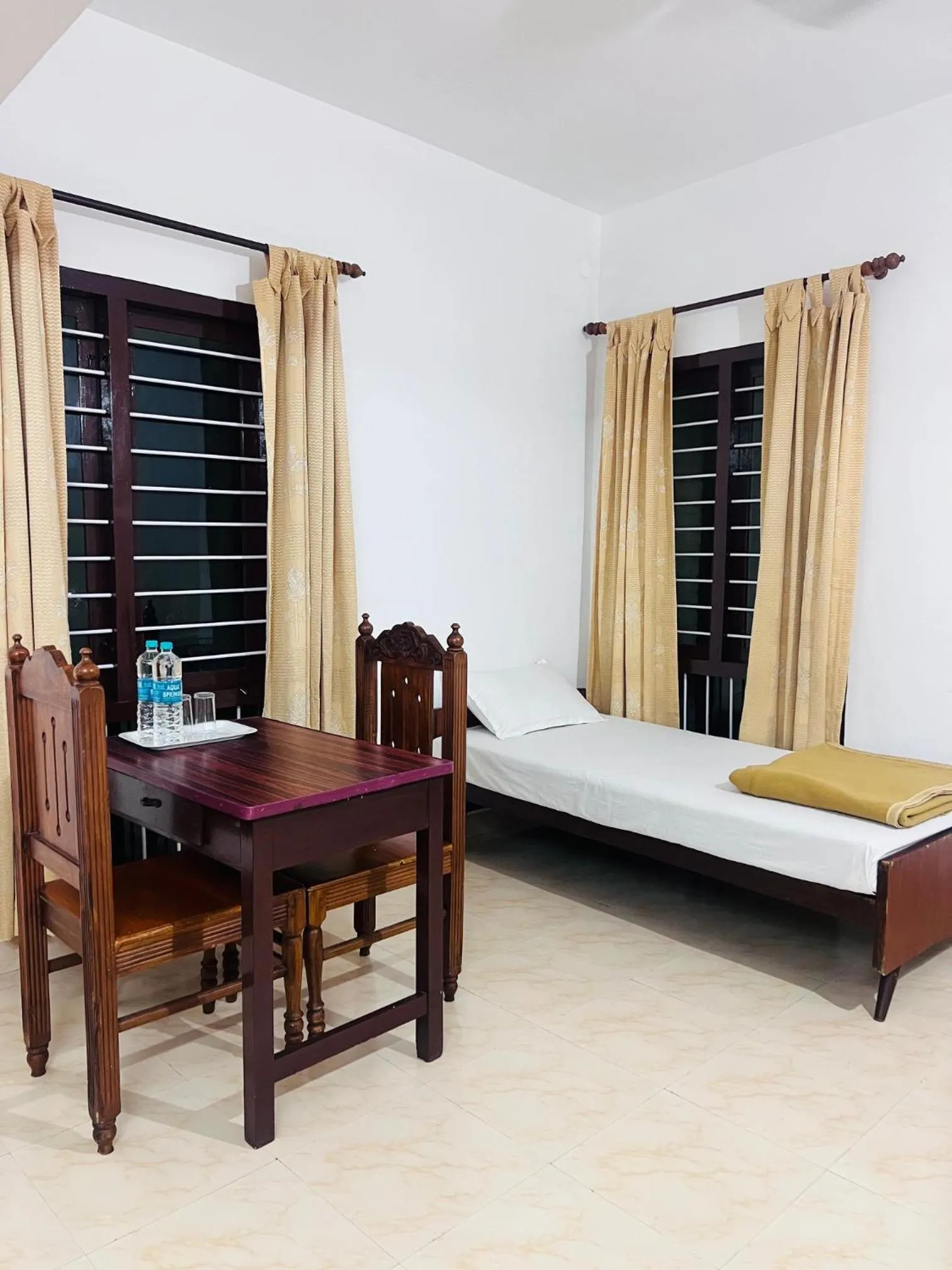 Bed in Hotel Sunday - Townhouse Club Airport Trivandrum