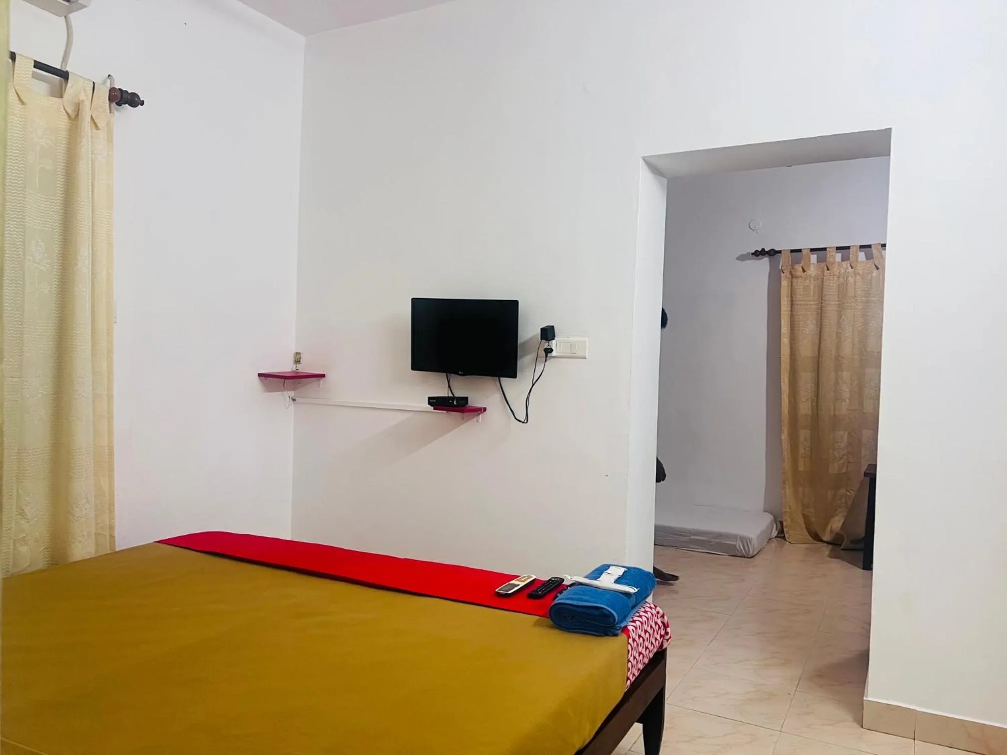 Bed in Hotel Sunday - Townhouse Club Airport Trivandrum