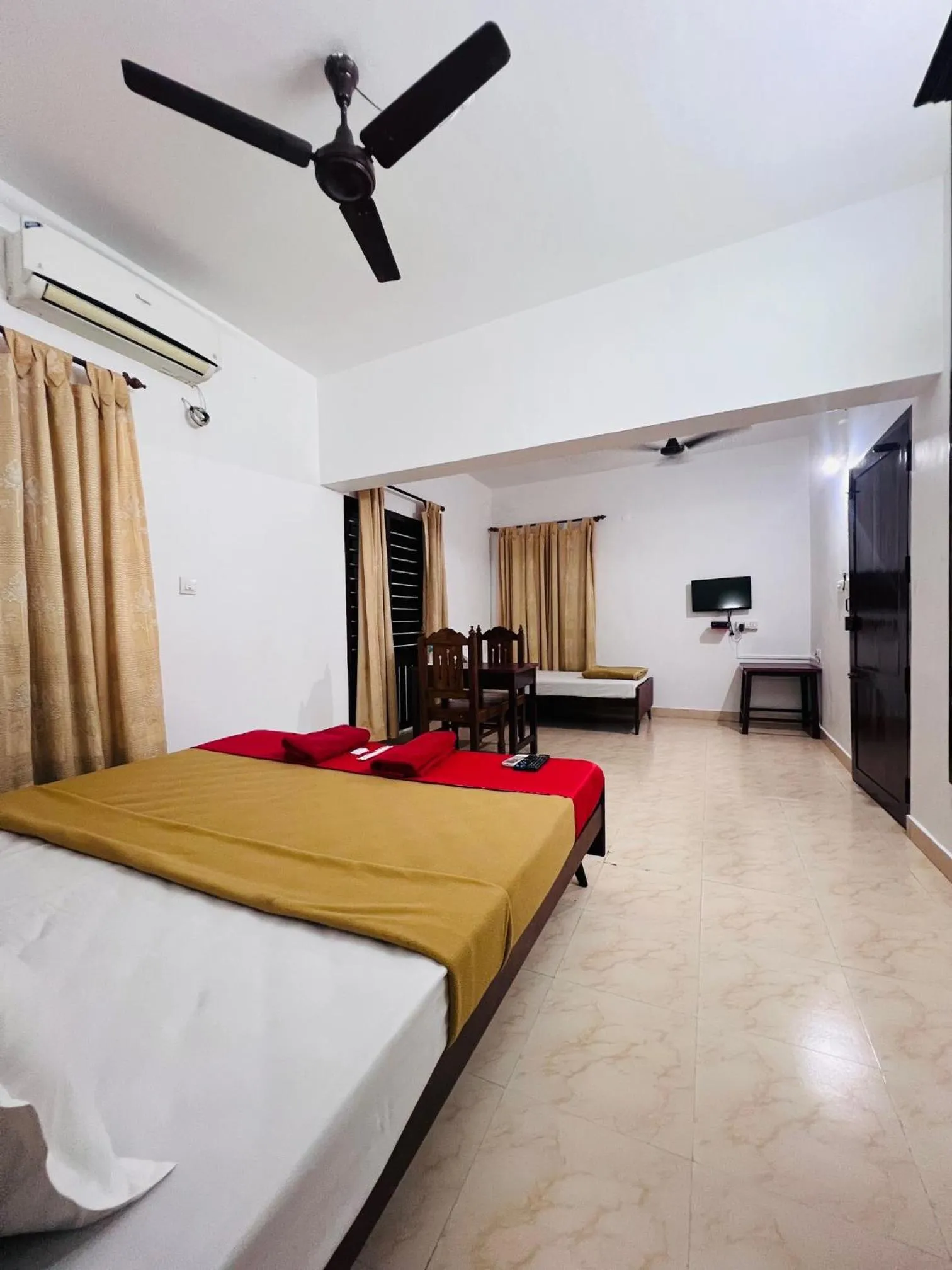 Bedroom, Bed in Hotel Sunday - Townhouse Club Airport Trivandrum