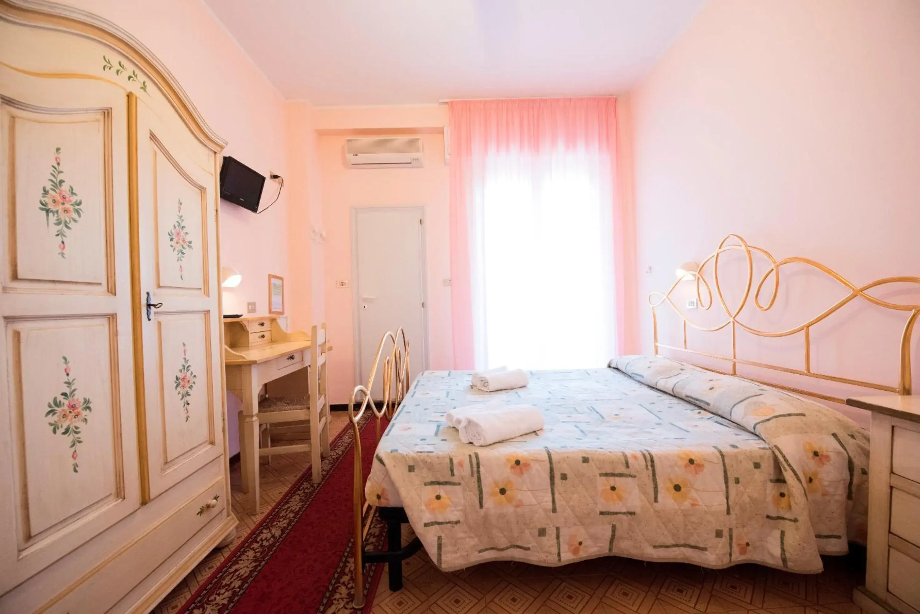 Bedroom, Room Photo in Hotel Settebello B&B
