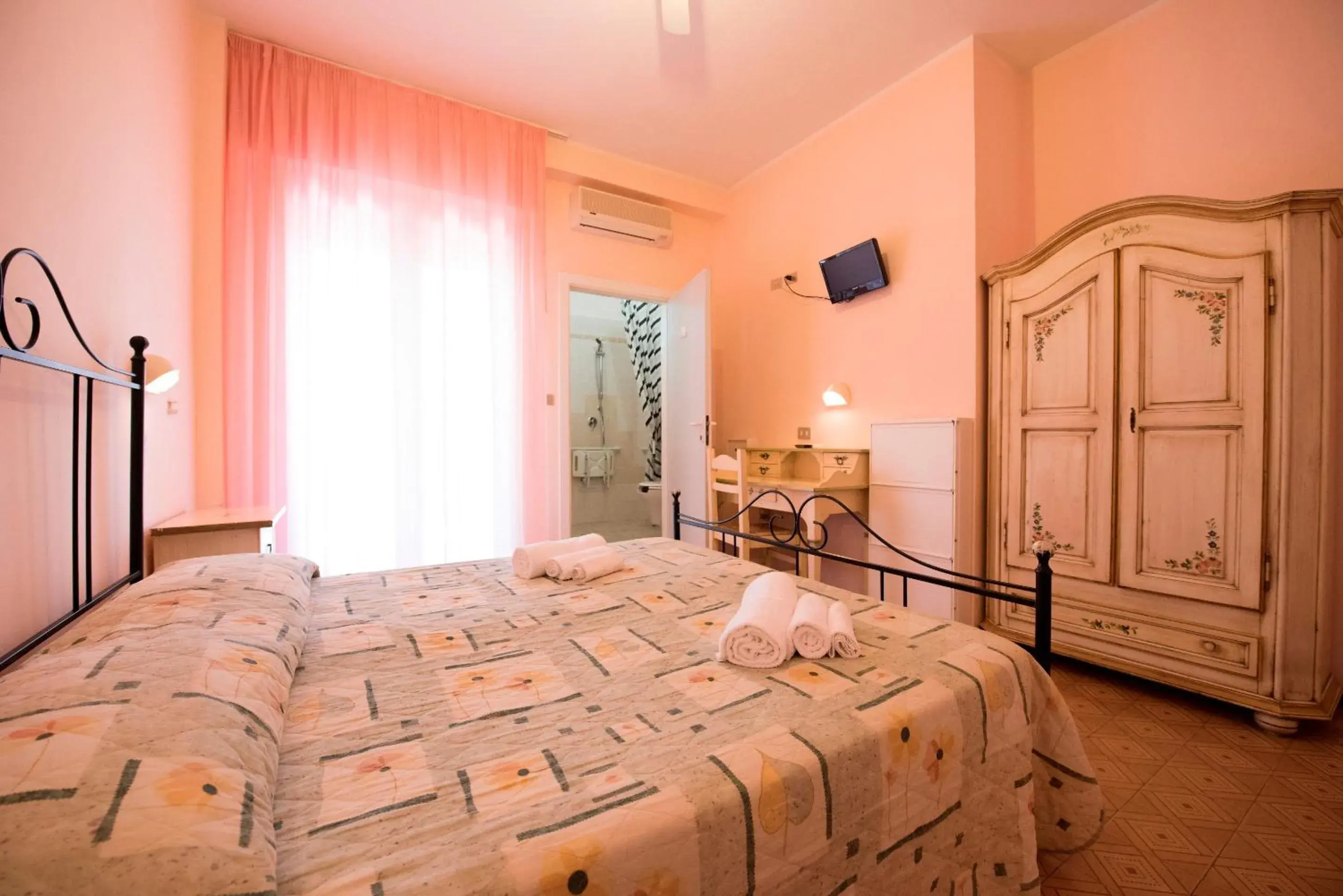 Bedroom, Room Photo in Hotel Settebello B&B