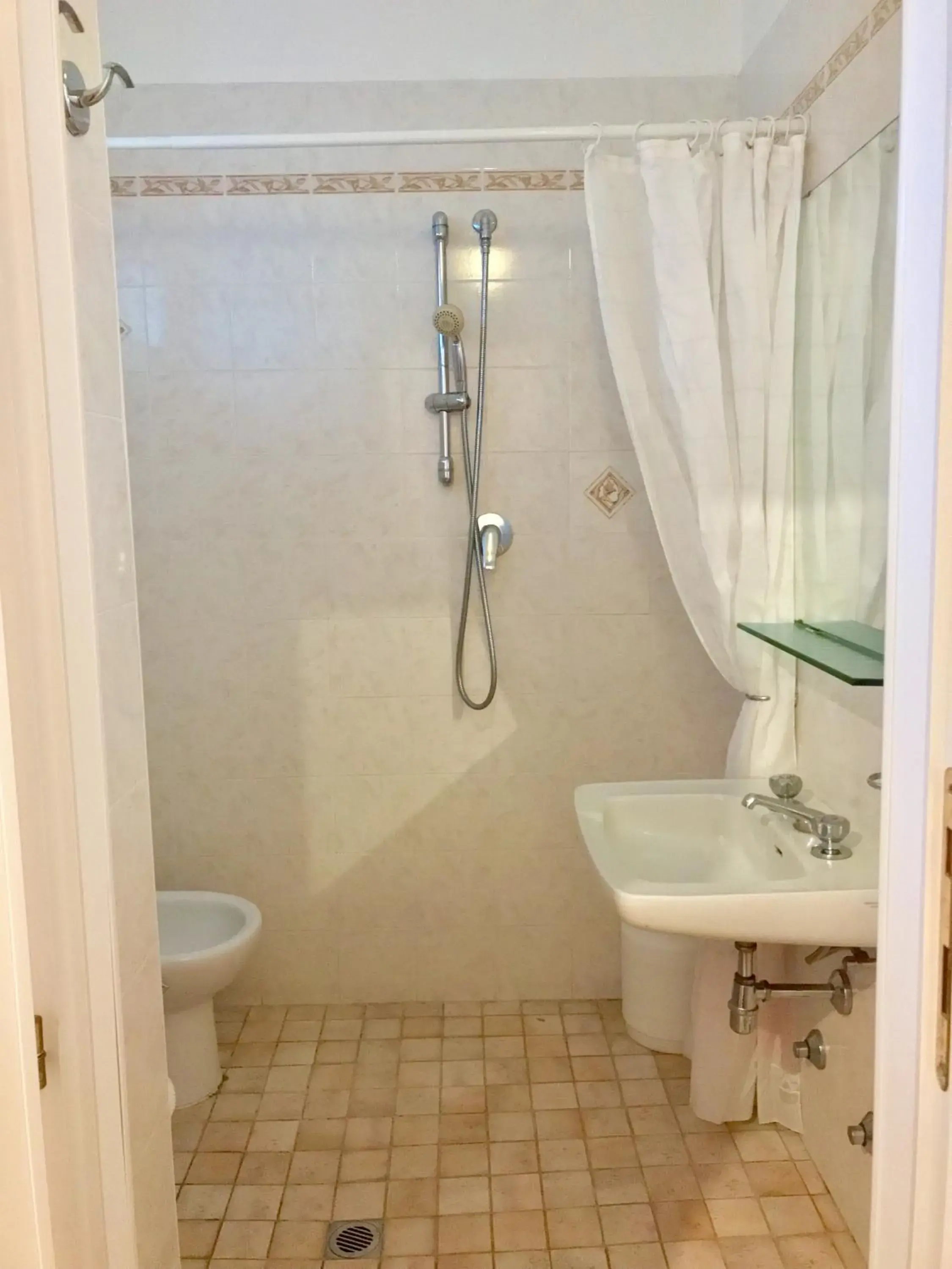 Shower, Bathroom in Hotel Settebello B&B