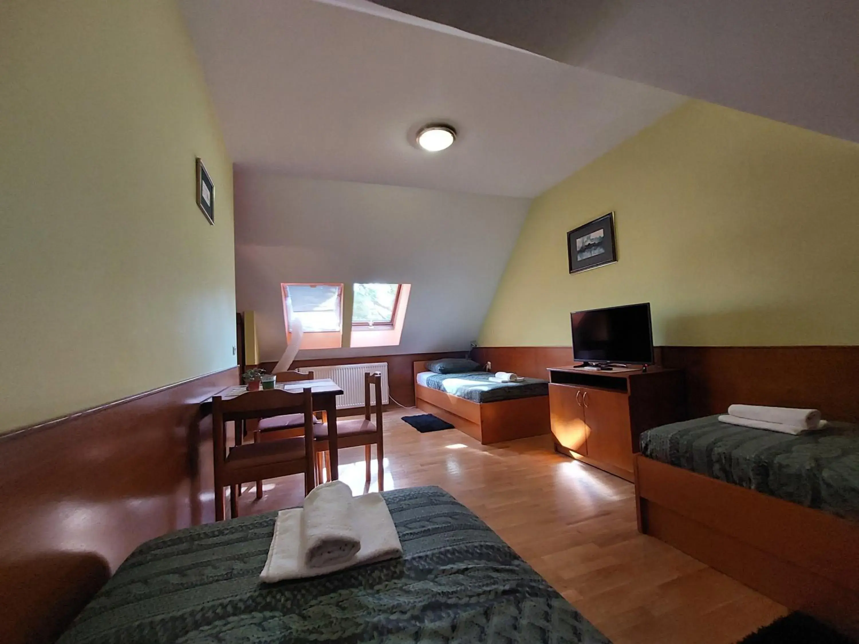 Triple Room with Private Bathroom in CBB Rooms Triple Room with Private Bathroom in CBB Rooms