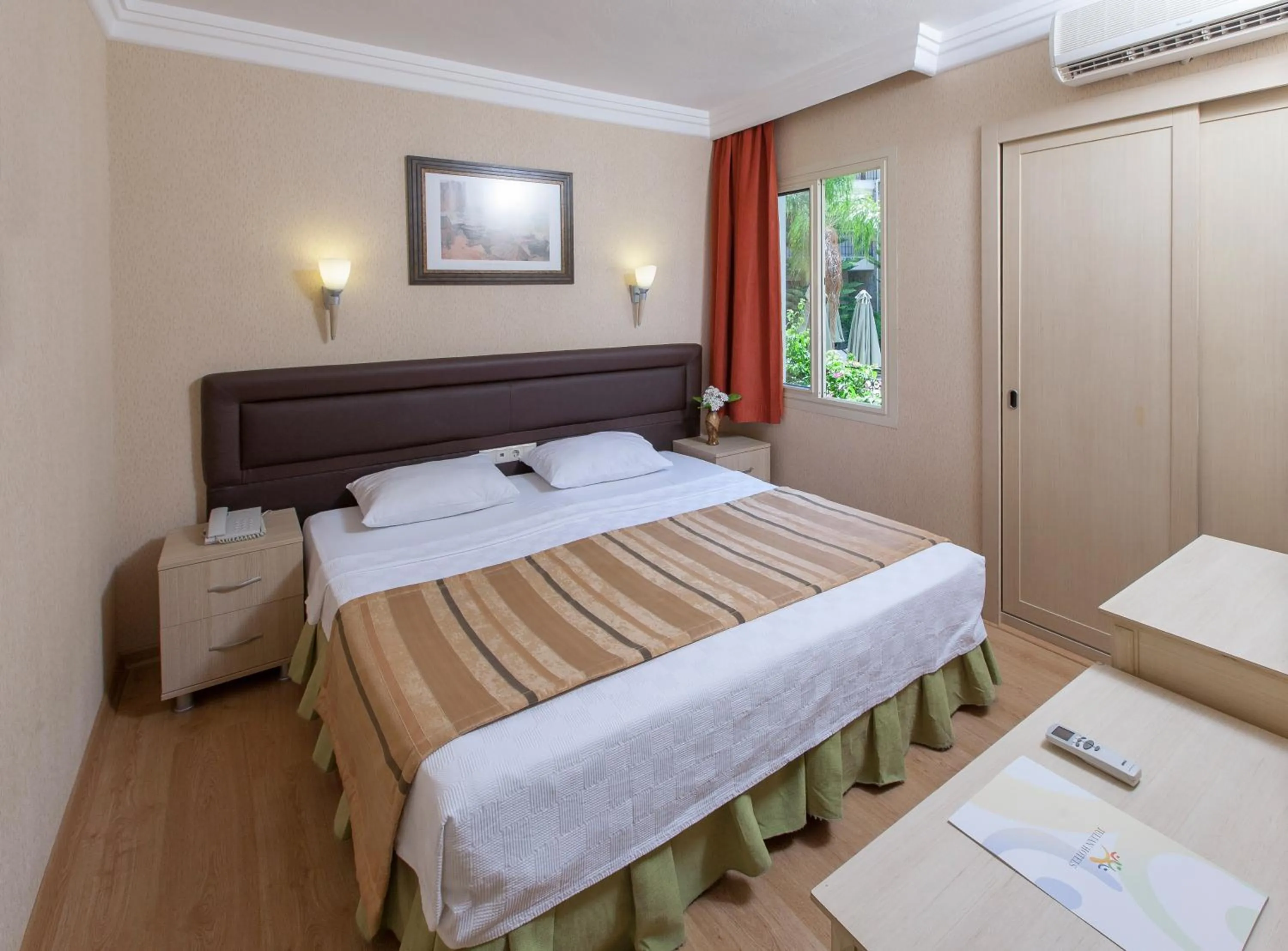 Bedroom in Julian Forest Suites