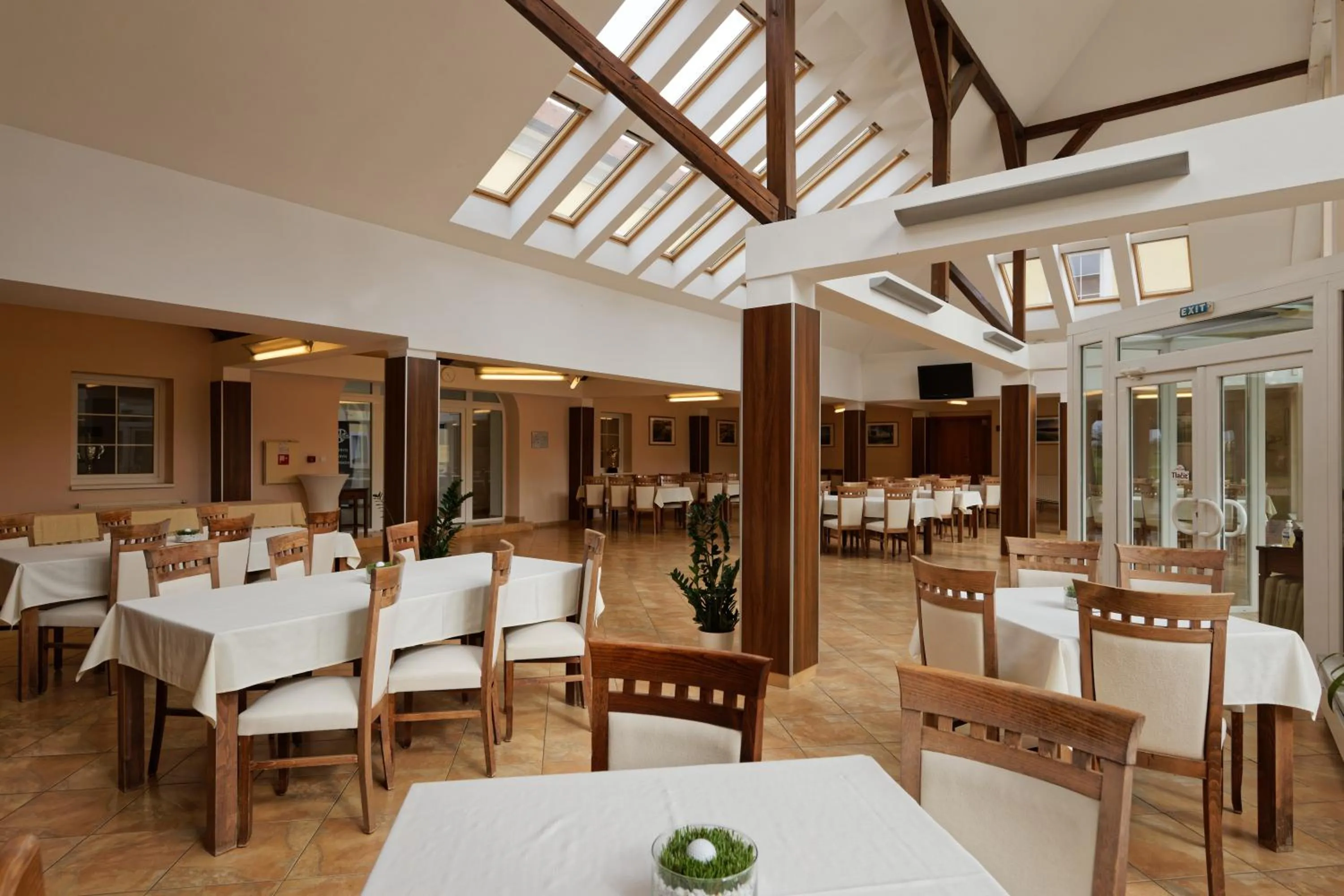 Restaurant/places to eat in Klaudia's Hotel & Restaurant at Golf Resort, Bač Šamorín