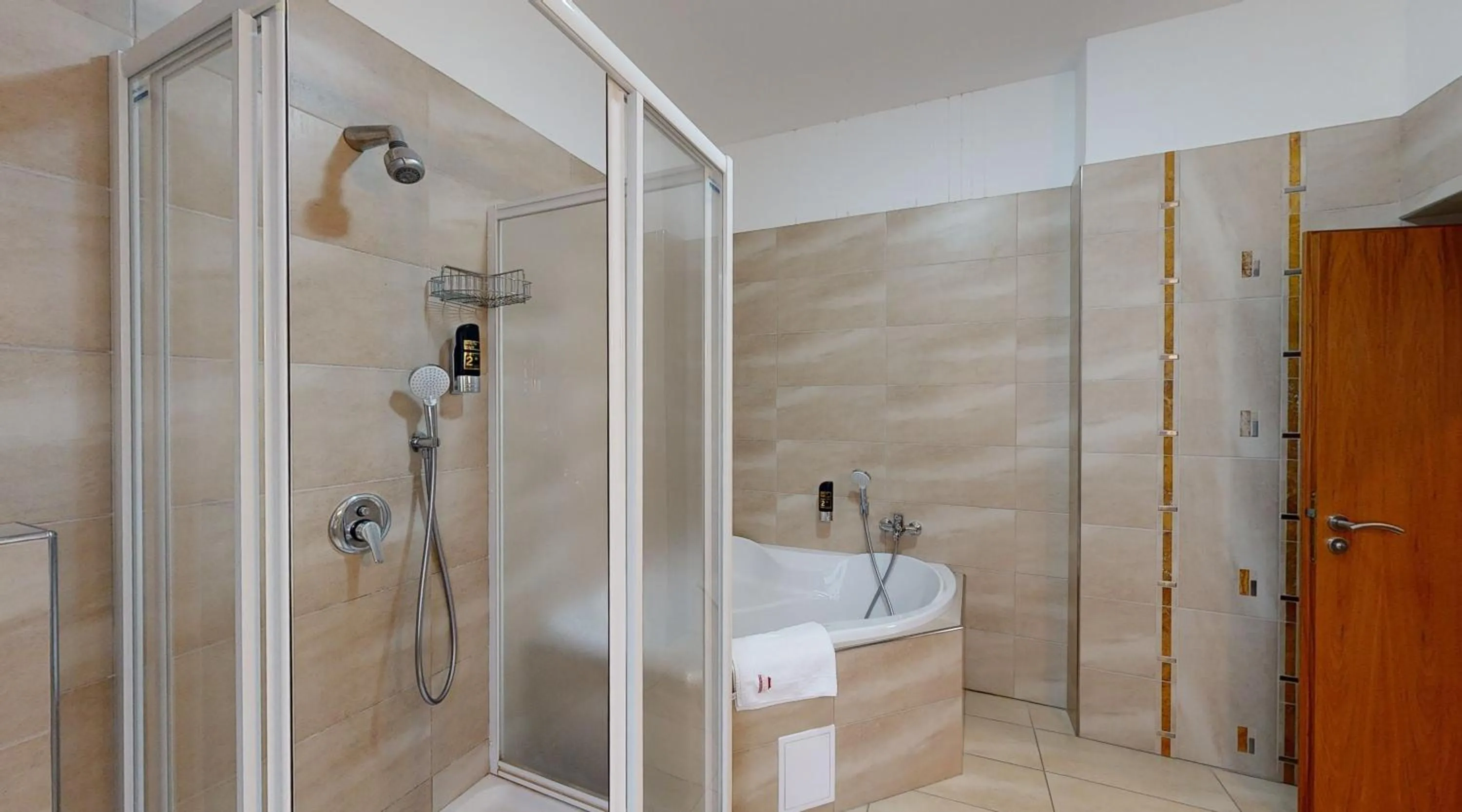 Bath in Klaudia's Hotel & Restaurant at Golf Resort, Bač Šamorín