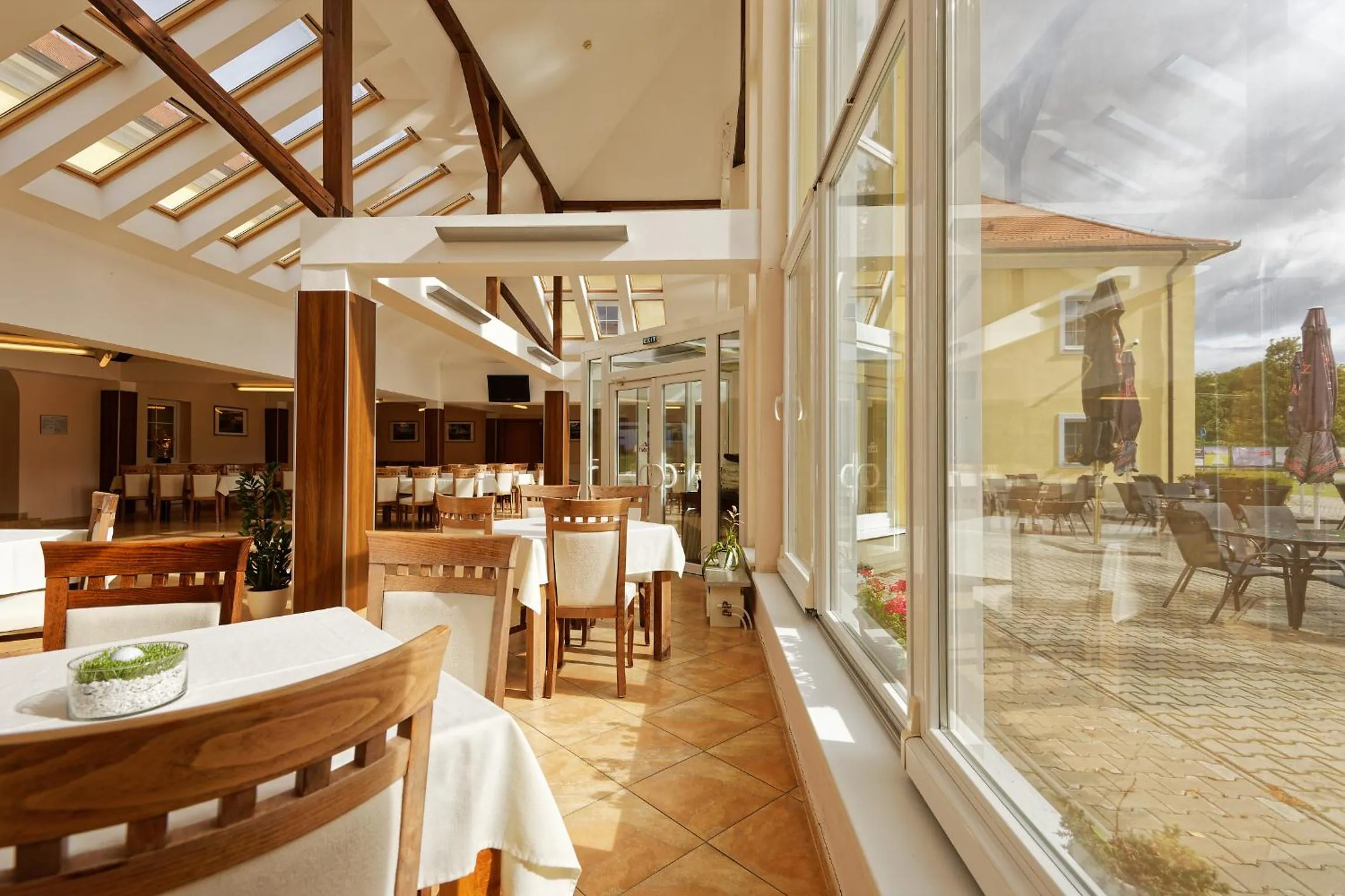 Restaurant/places to eat in Klaudia's Hotel & Restaurant at Golf Resort, Bač Šamorín