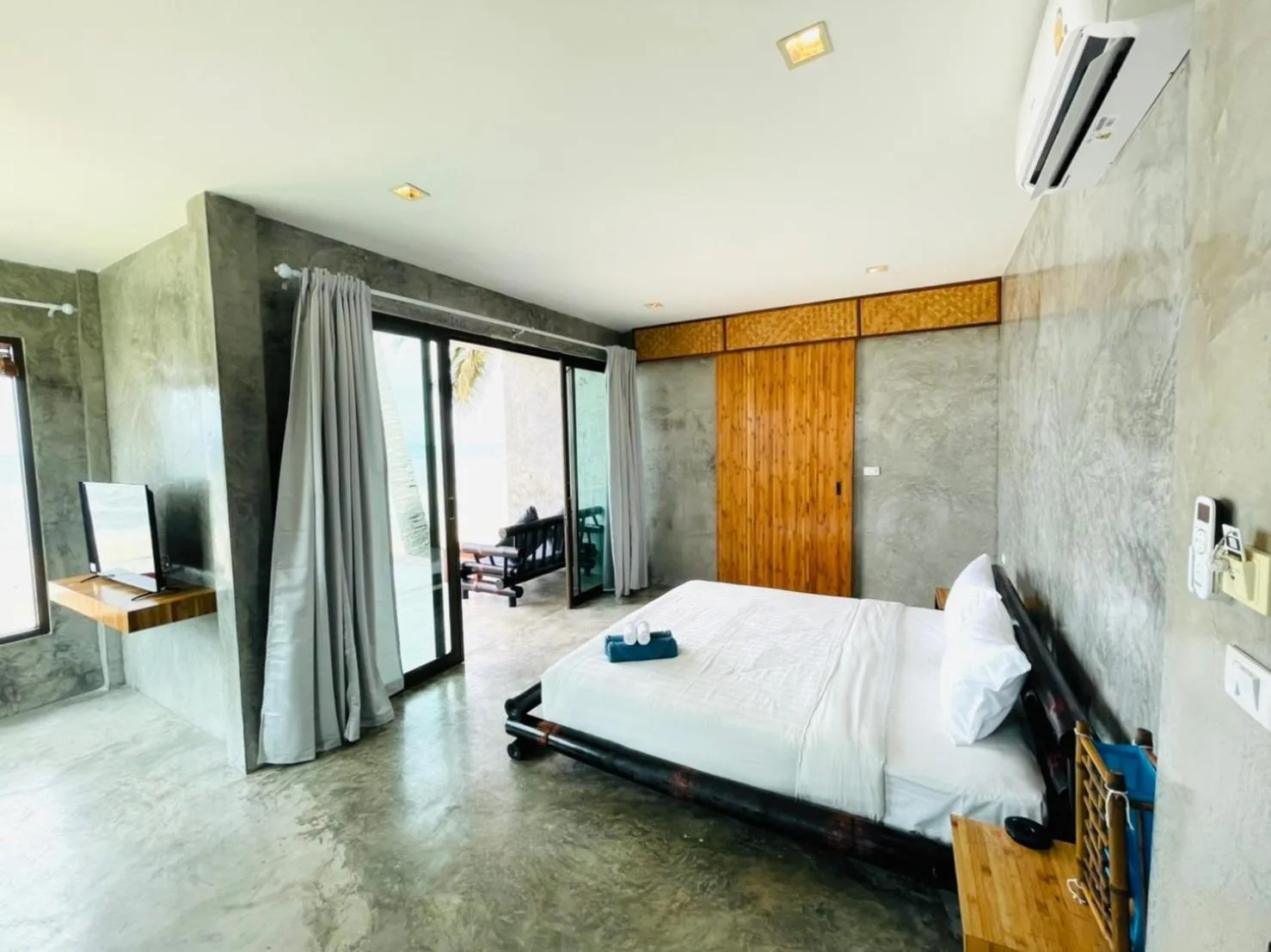 Photo of the whole room, Bed in The Sea Resort Haad Rin