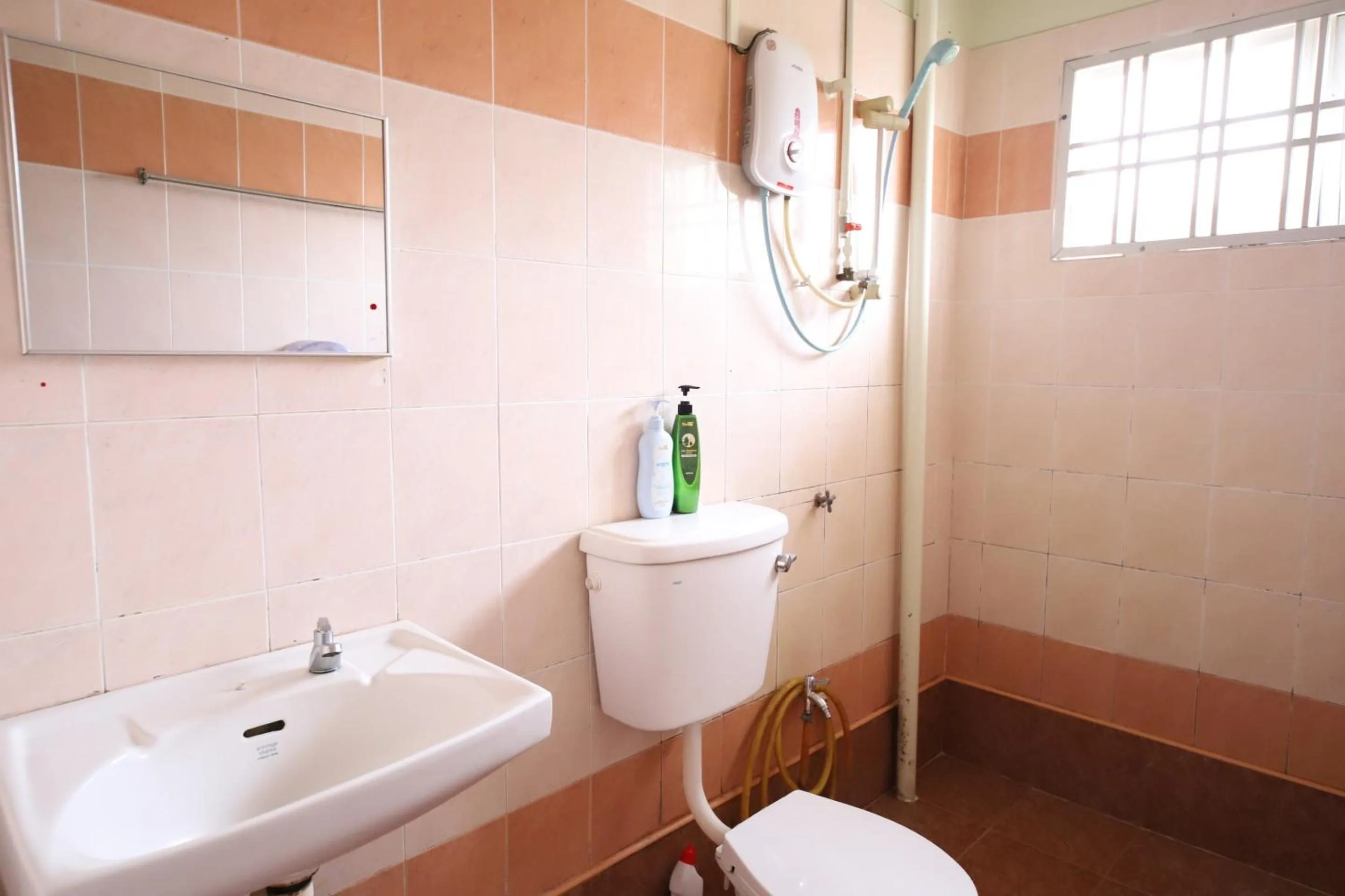 Bathroom in OYO Homes 90575 CK Bahau Homestay