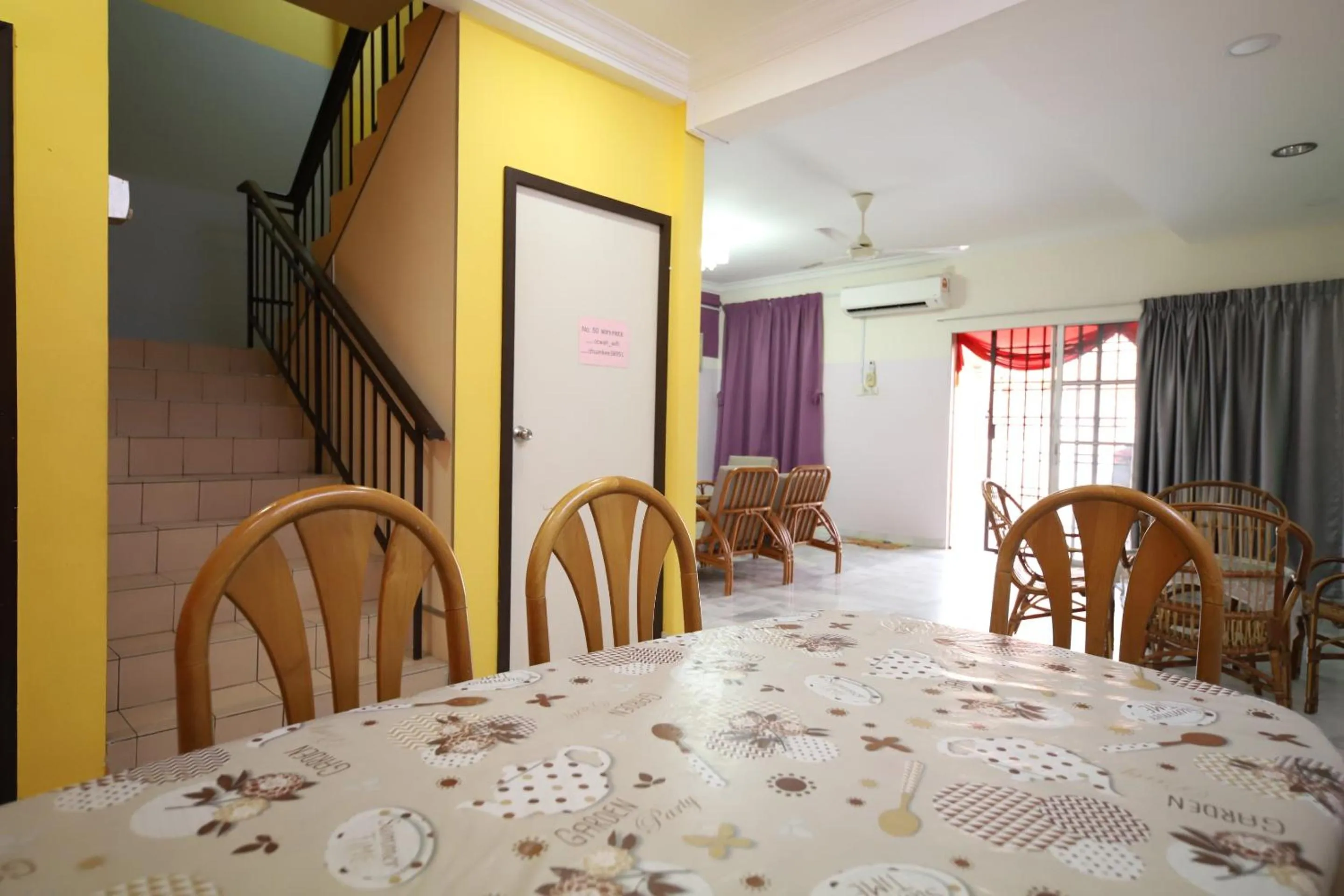 Dining area, Bed in OYO Homes 90575 CK Bahau Homestay