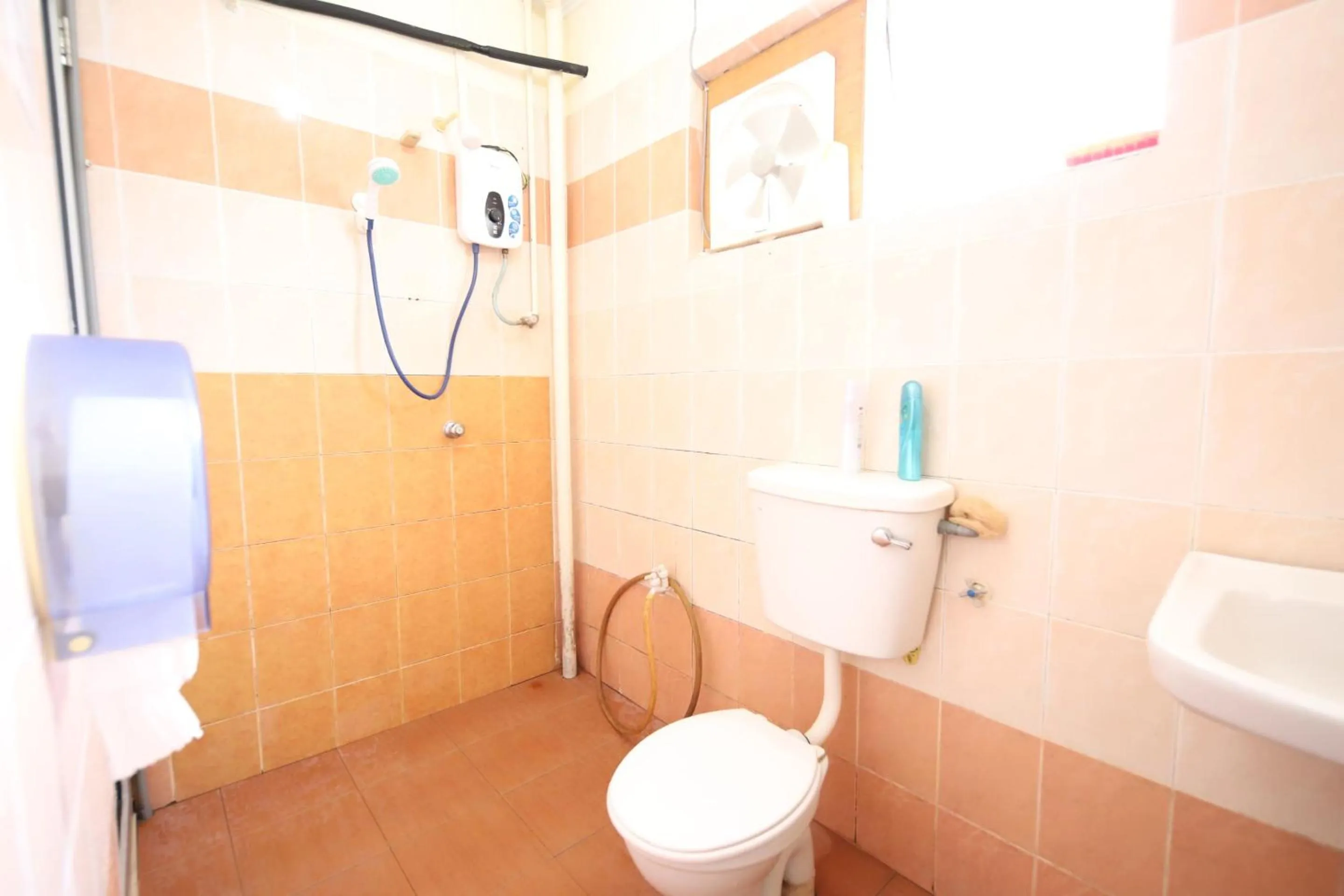 Bathroom in OYO Homes 90575 CK Bahau Homestay