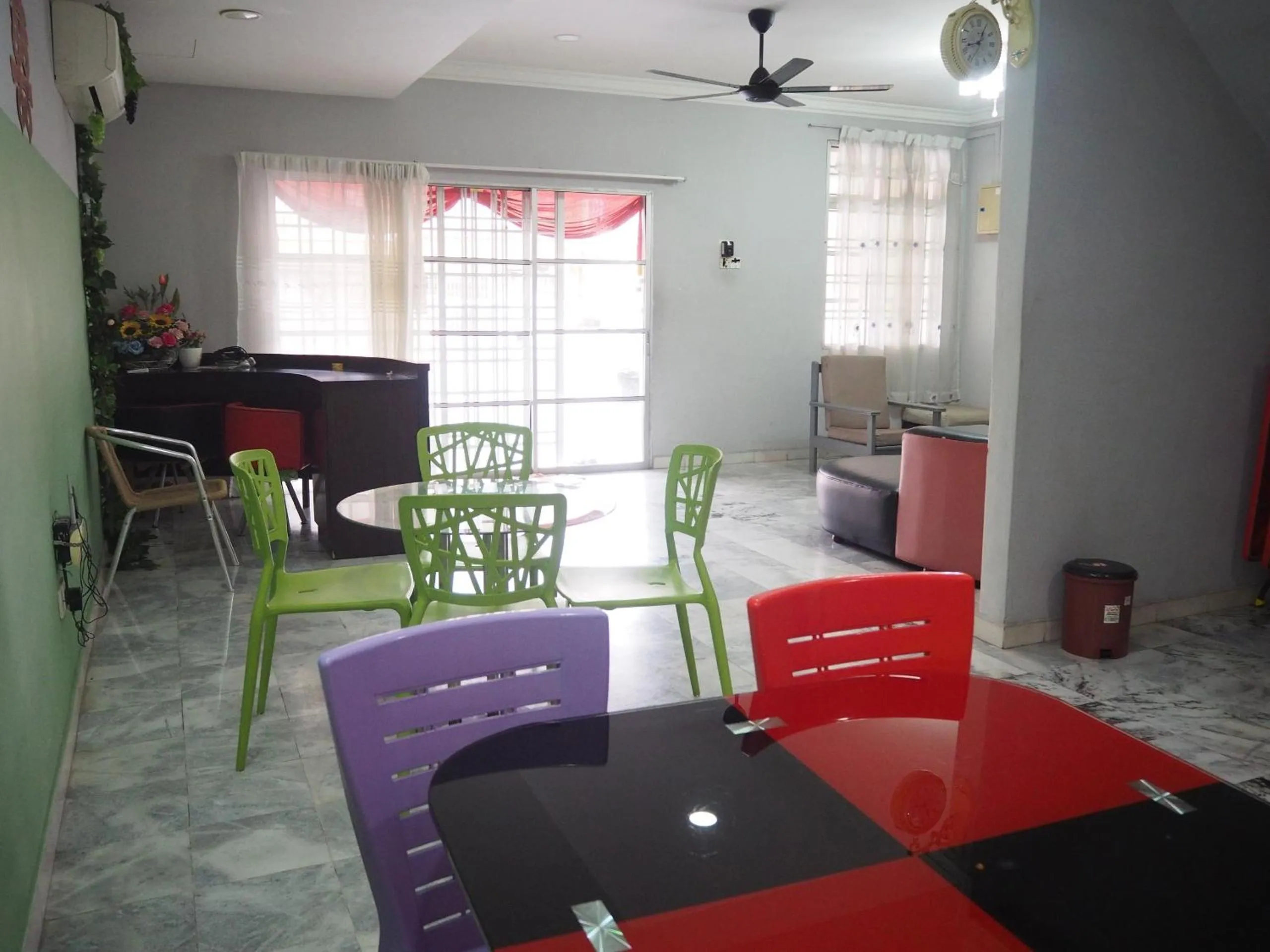 Dining area in OYO Homes 90575 CK Bahau Homestay