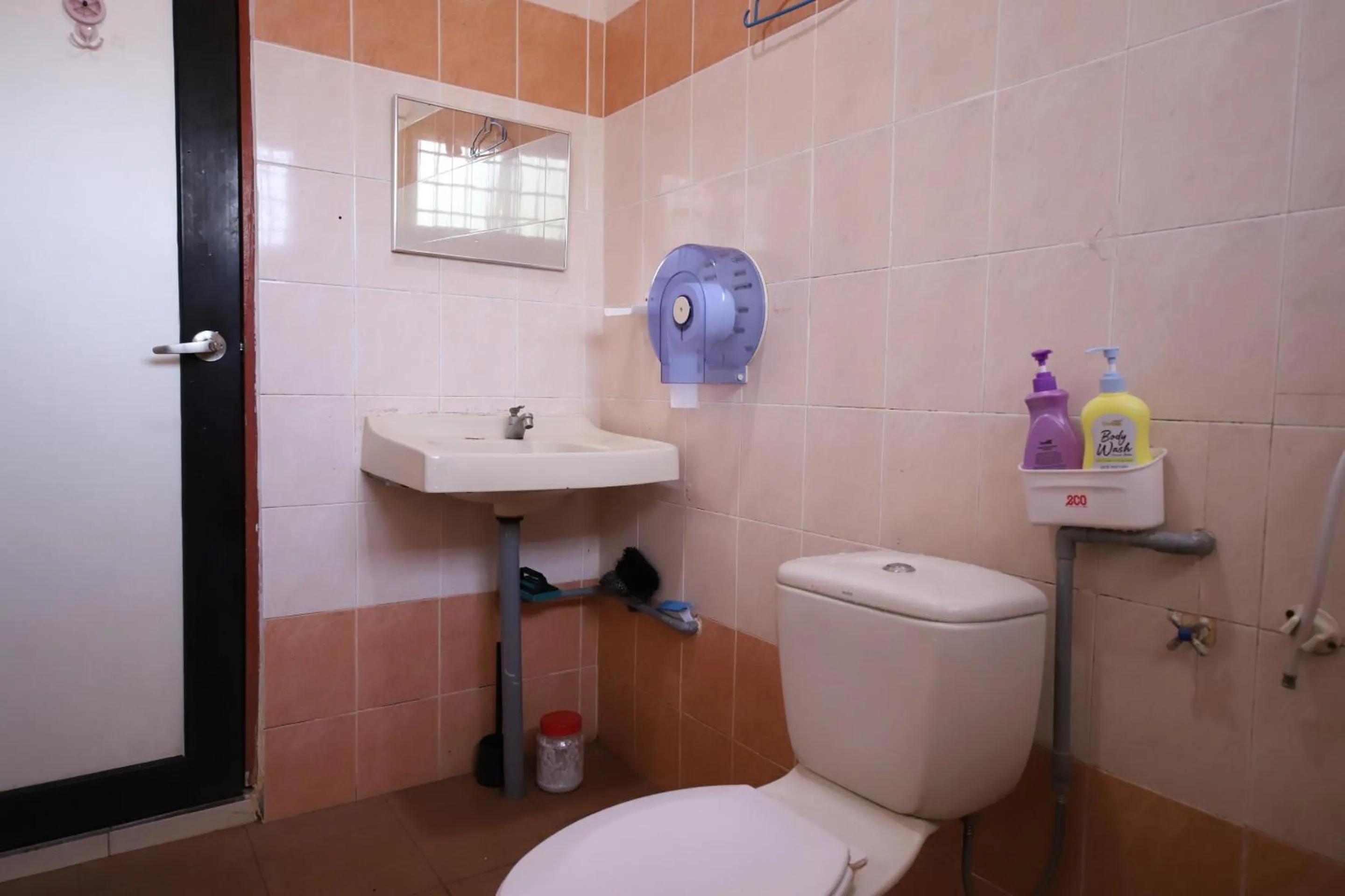 Bathroom in OYO Homes 90575 CK Bahau Homestay
