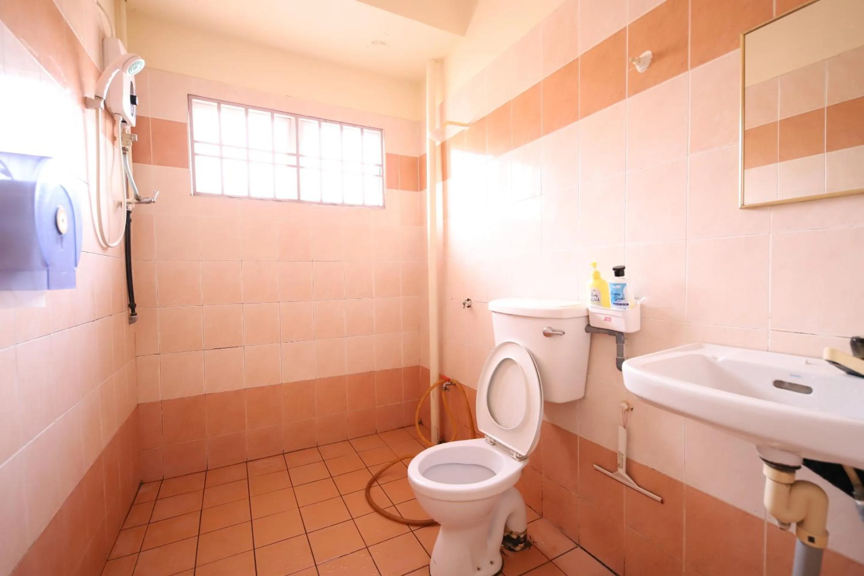 Bathroom in OYO Homes 90575 CK Bahau Homestay