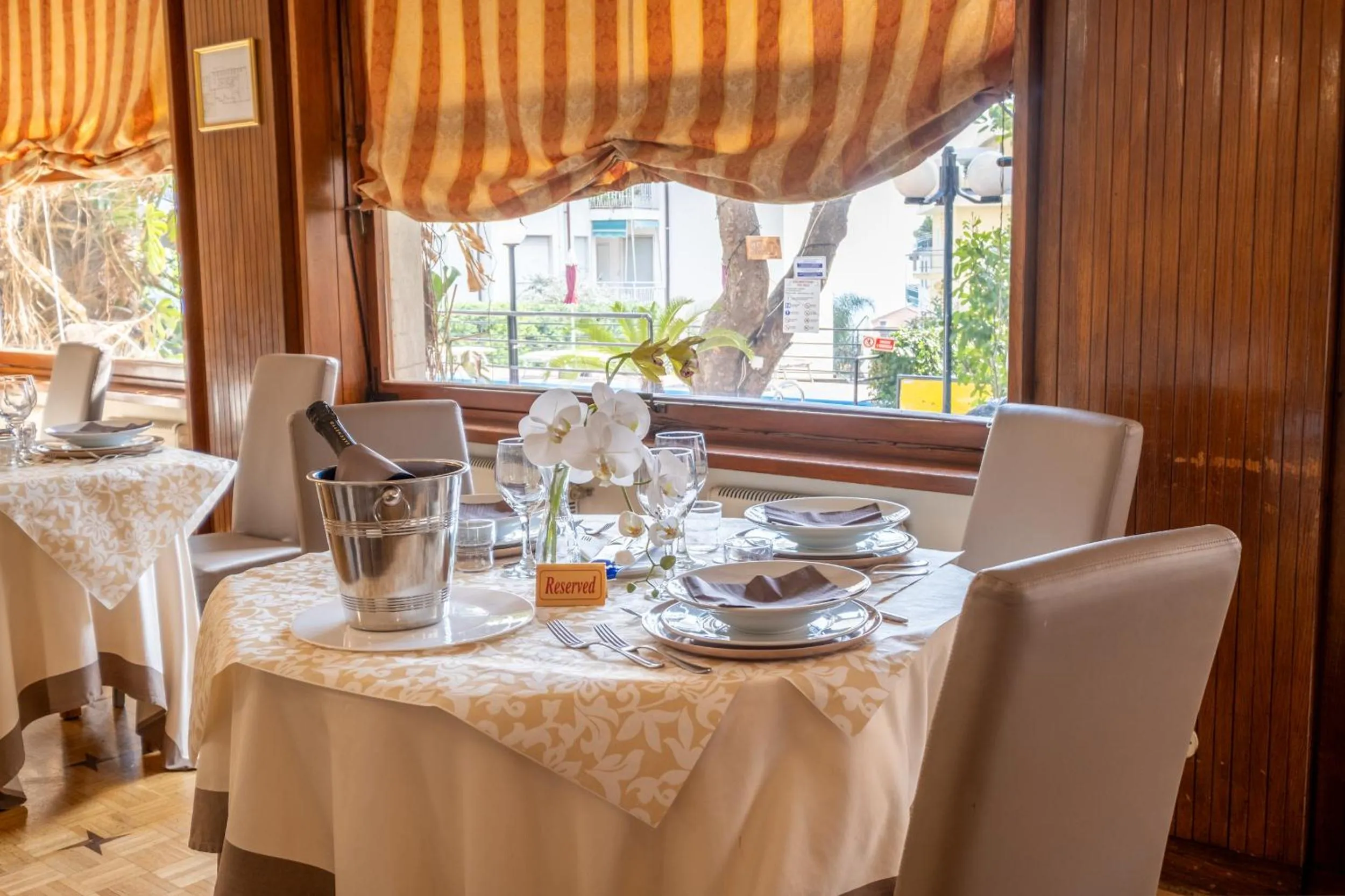 Restaurant/places to eat in Hotel Principe
