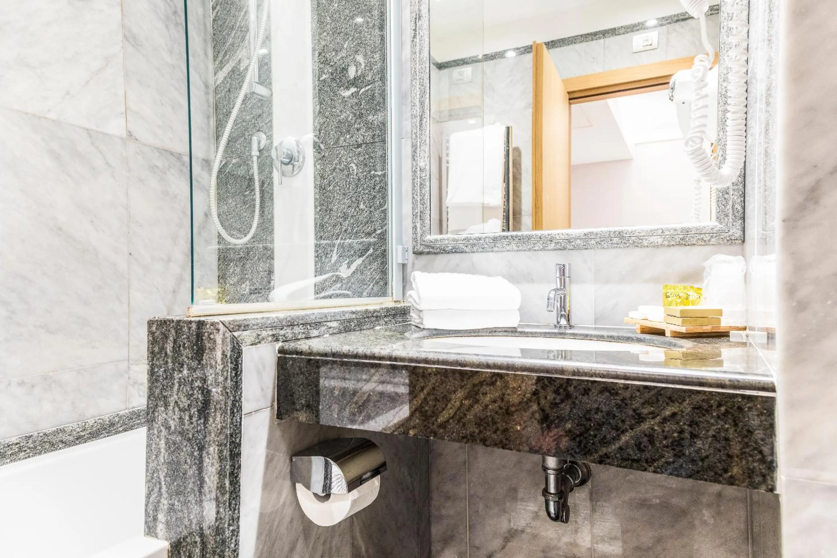 Bathroom in Hotel Giolli Nazionale