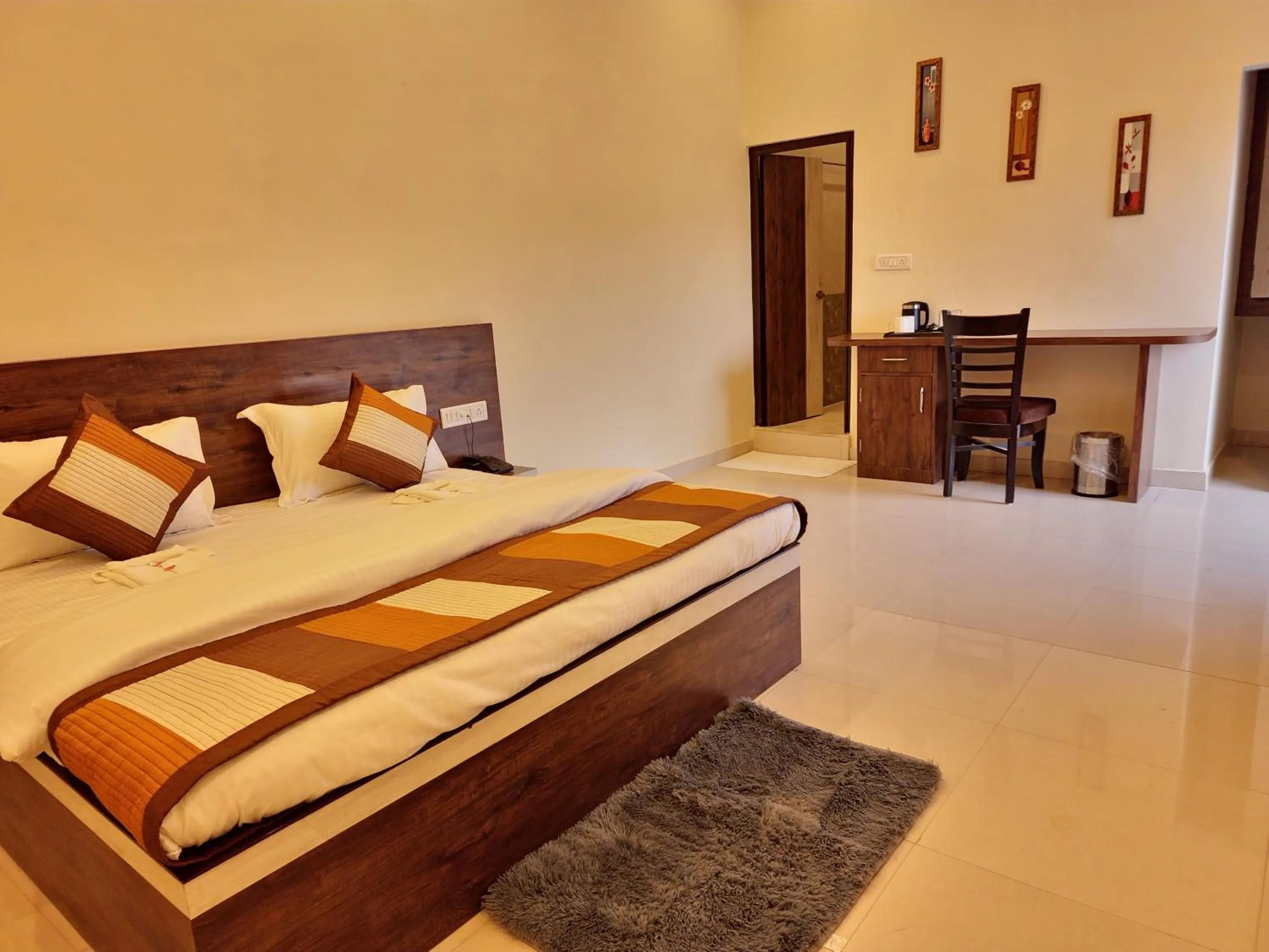 Photo of the whole room in Green Club Farm