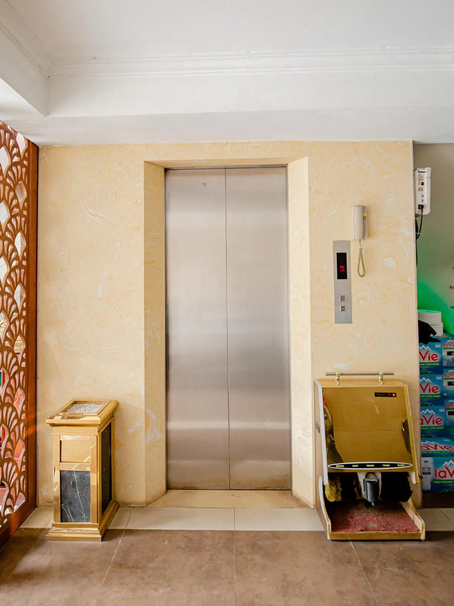 elevator in Phuong Nam Luxury Hotel Long Bien