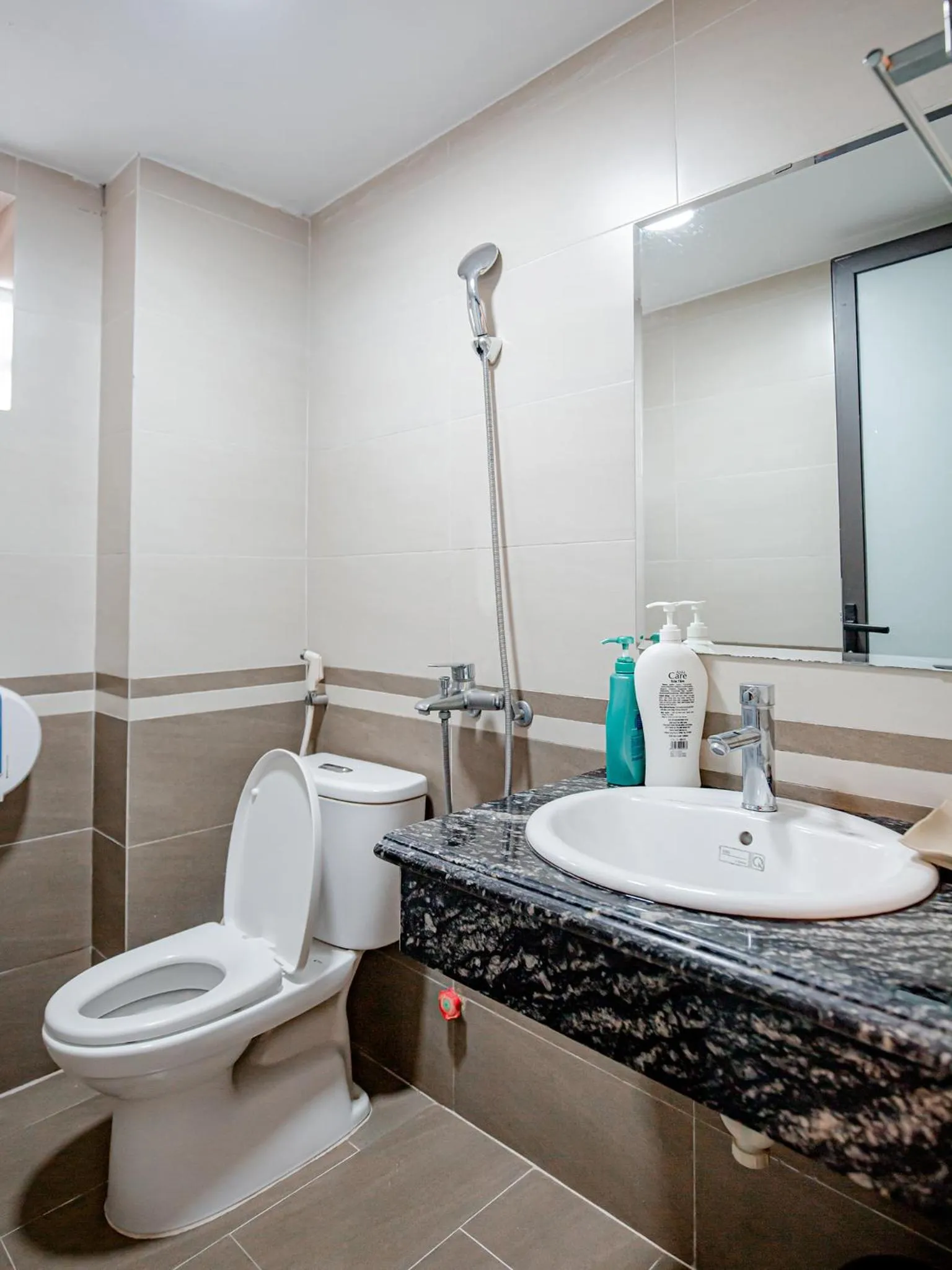 Toilet in Phuong Nam Luxury Hotel Long Bien