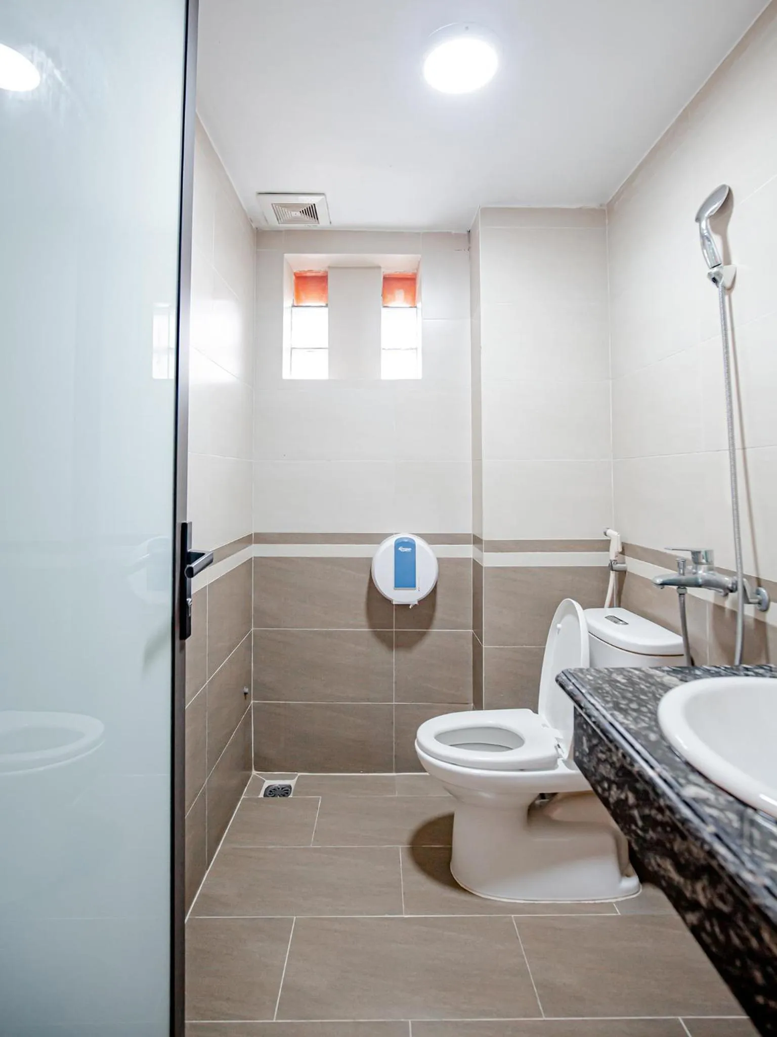 Shower in Phuong Nam Luxury Hotel Long Bien